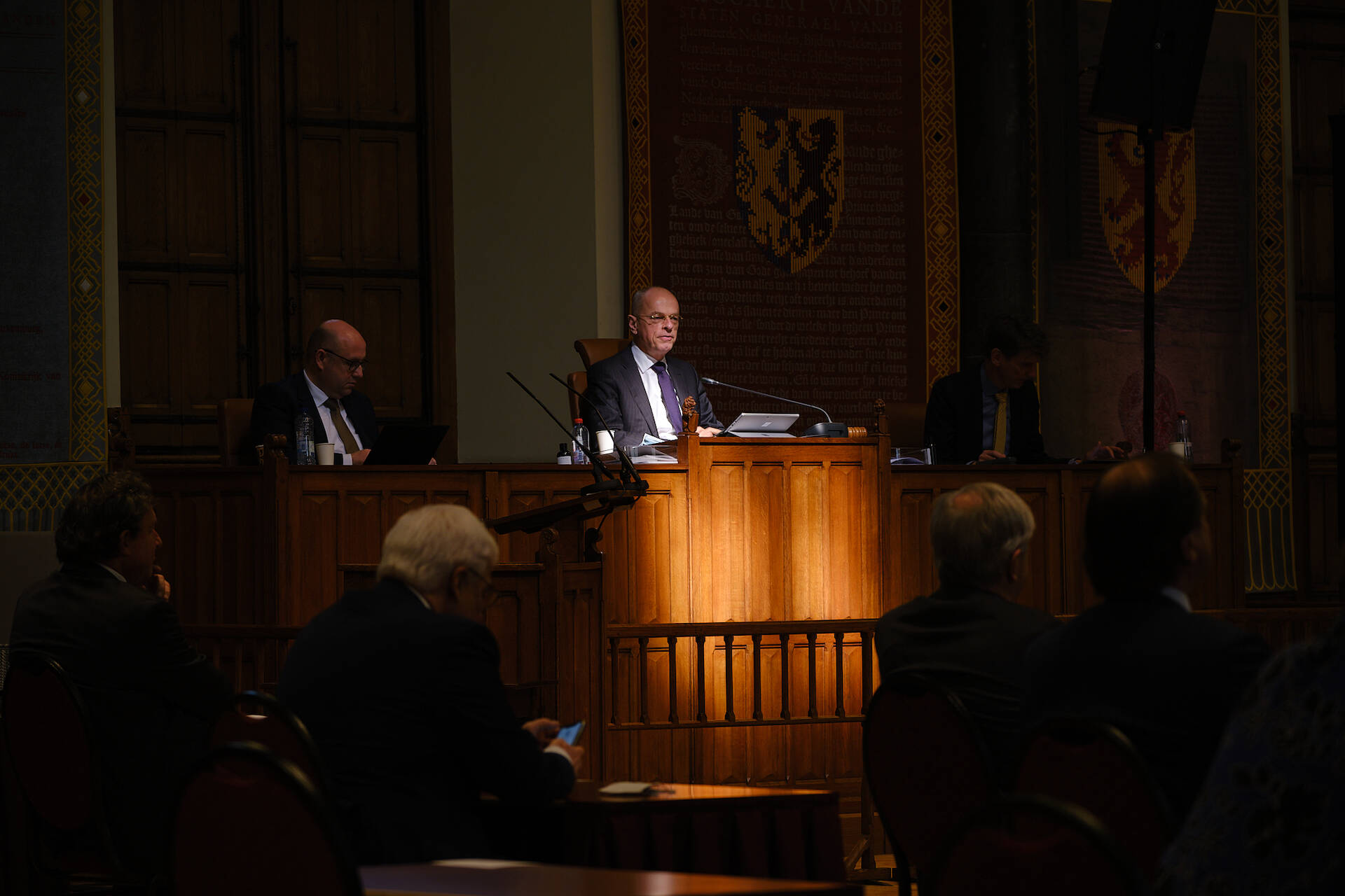 Eerste Kamervoorzitter Jan Anthonie Bruijn spreekt de vertrekkende leden toe