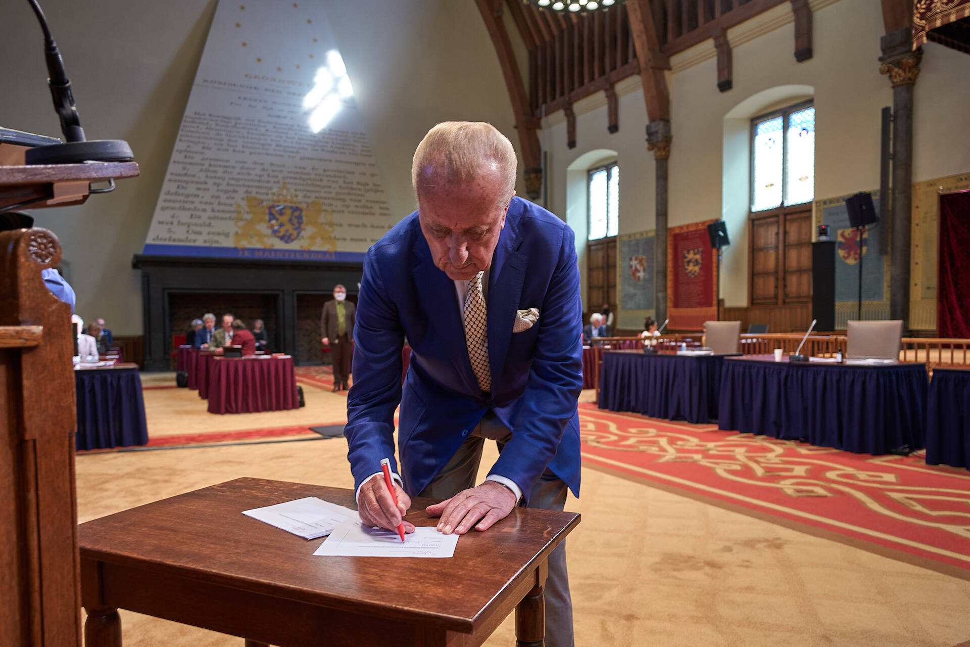 Theo Hiddema tekent de presentielijst na het afleggen van de belofte.