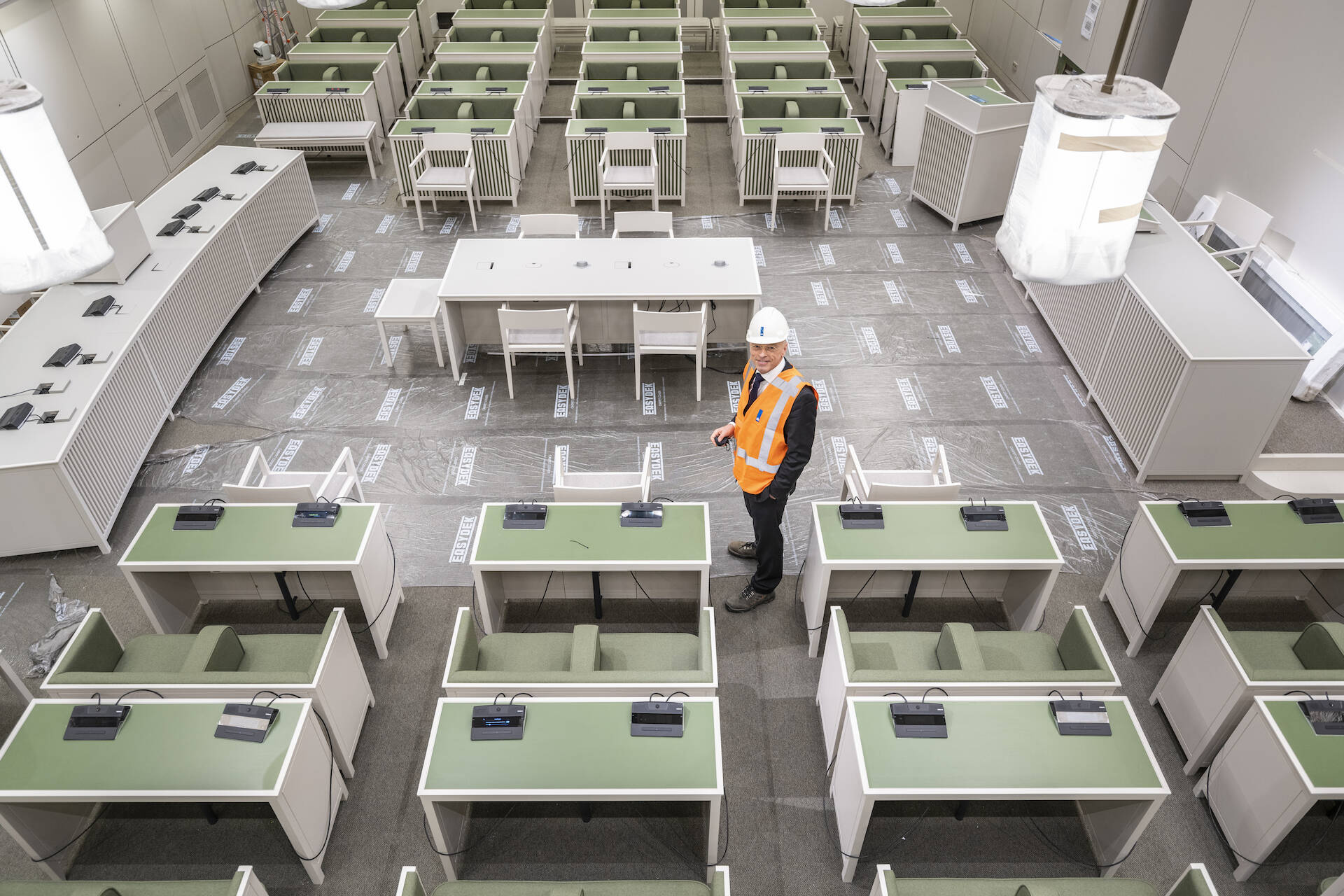 Tijdelijke plenaire zaal in aanbouw