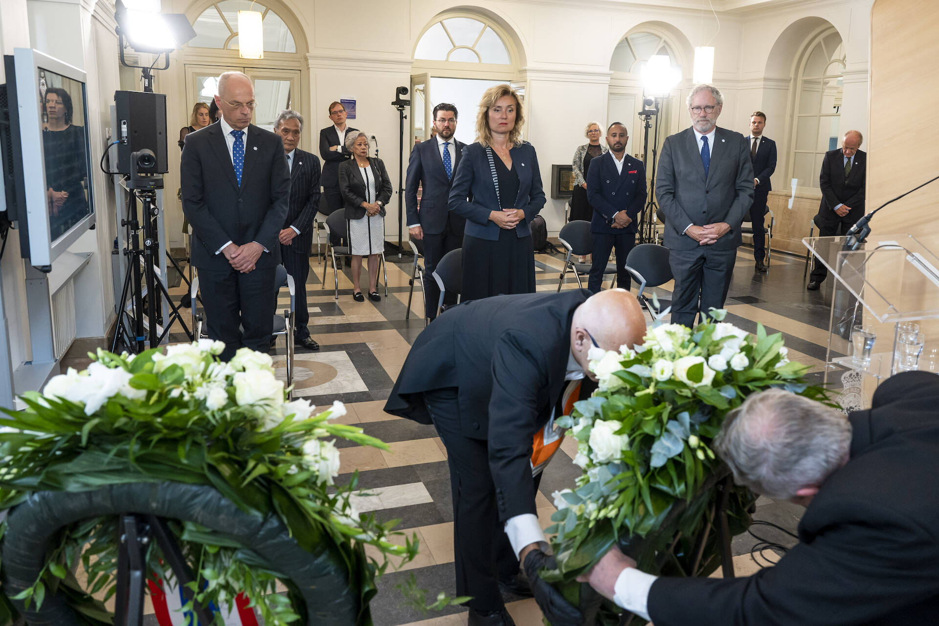 Eerste Kamervoorzitter Jan Anthonie Bruijn en Tweede Kamervoorzitter Vera Bergkamp leggen een krans bij de plaquette.