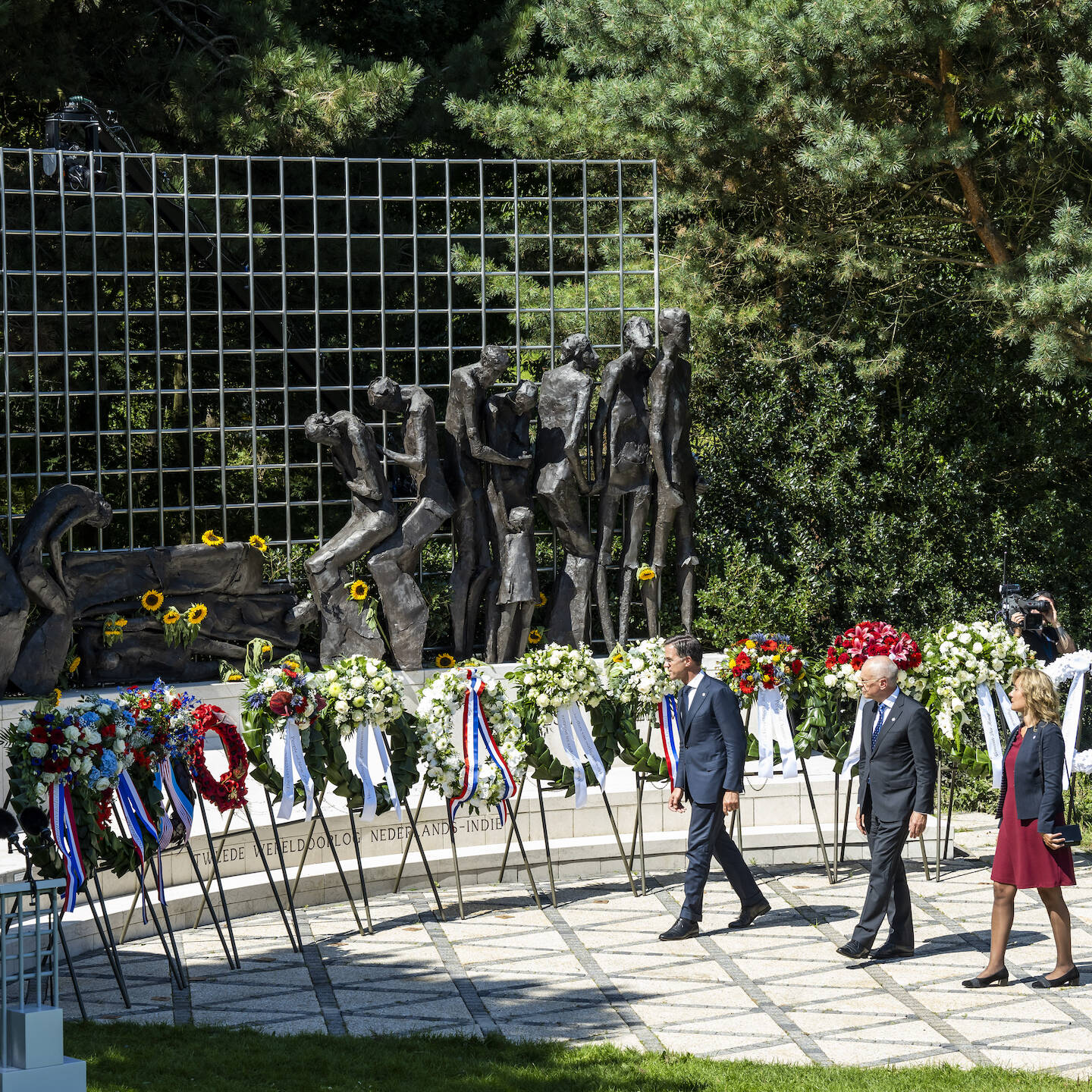 Eerste Kamervoorzitter Jan Anthonie Bruijn en Tweede Kamervoorzitter Vera Bergkamp leggen een krans bij de herdenking op zondag 15 augustus. Ook minister-president Rutte is aanwezig.