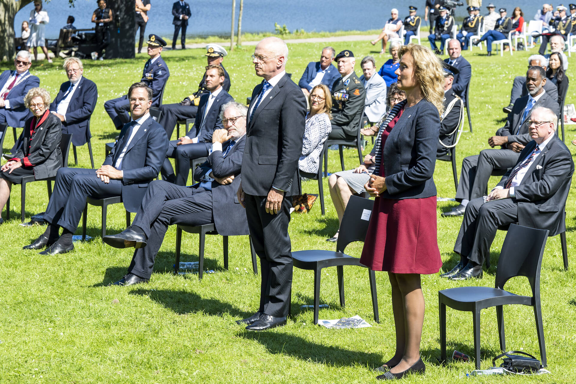 Eerste Kamervoorzitter Jan Anthonie Bruijn en Tweede Kamervoorzitter Vera Bergkamp leggen een krans bij de herdenking op zondag 15 augustus. 