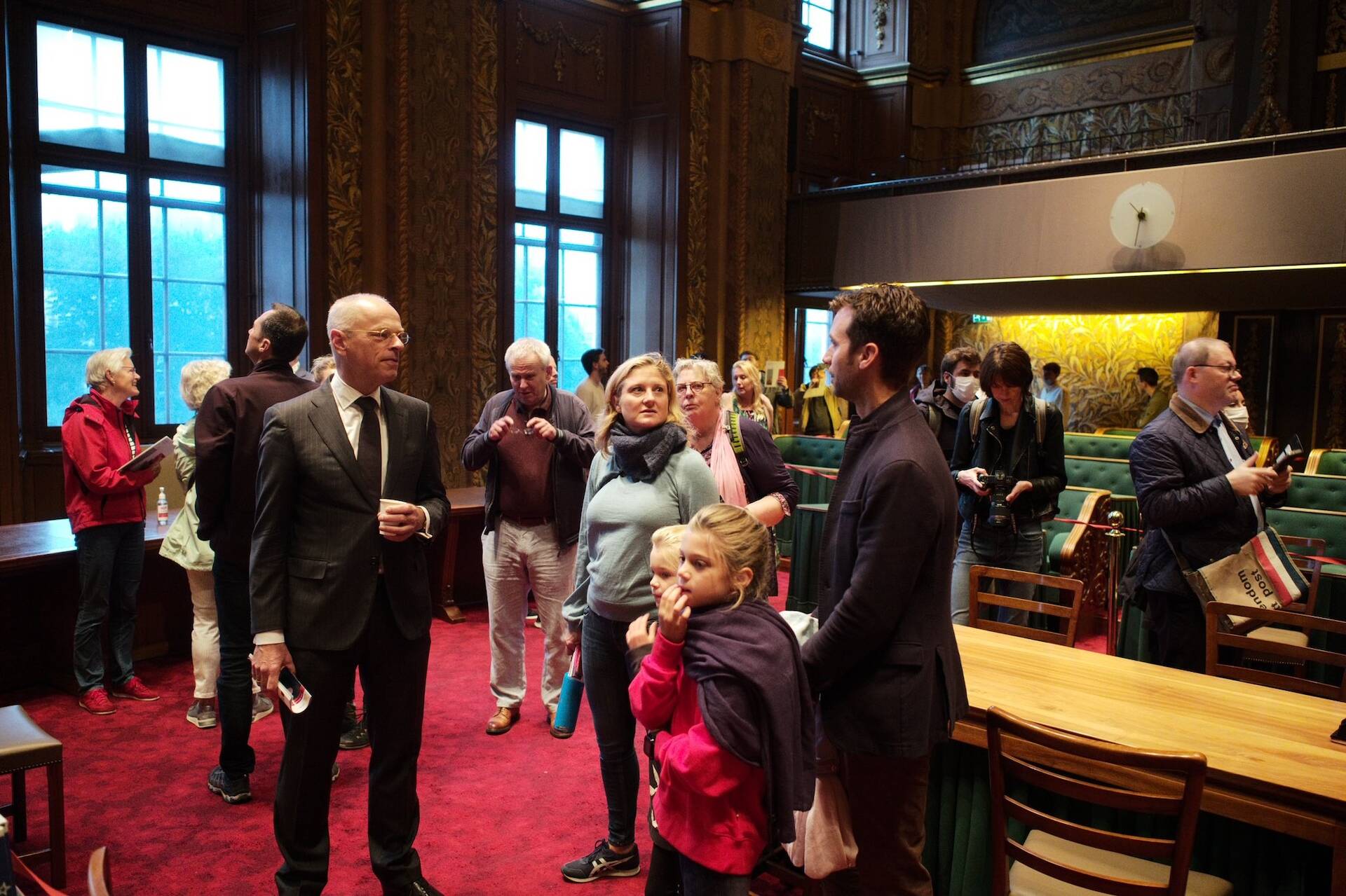 Eerste Kamervoorzitter Jan Anthonie Bruijn in de plenaire zaal op Open Monumentendag