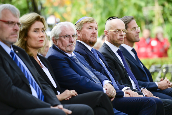 Kamervoorzitters bij onthulling Holocaust Namenmonument