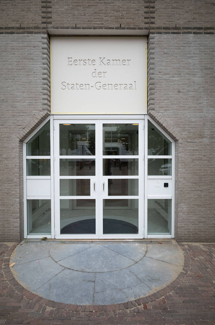De ingang van de Eerste Kamer, Kazernestraat 52 in Den Haag