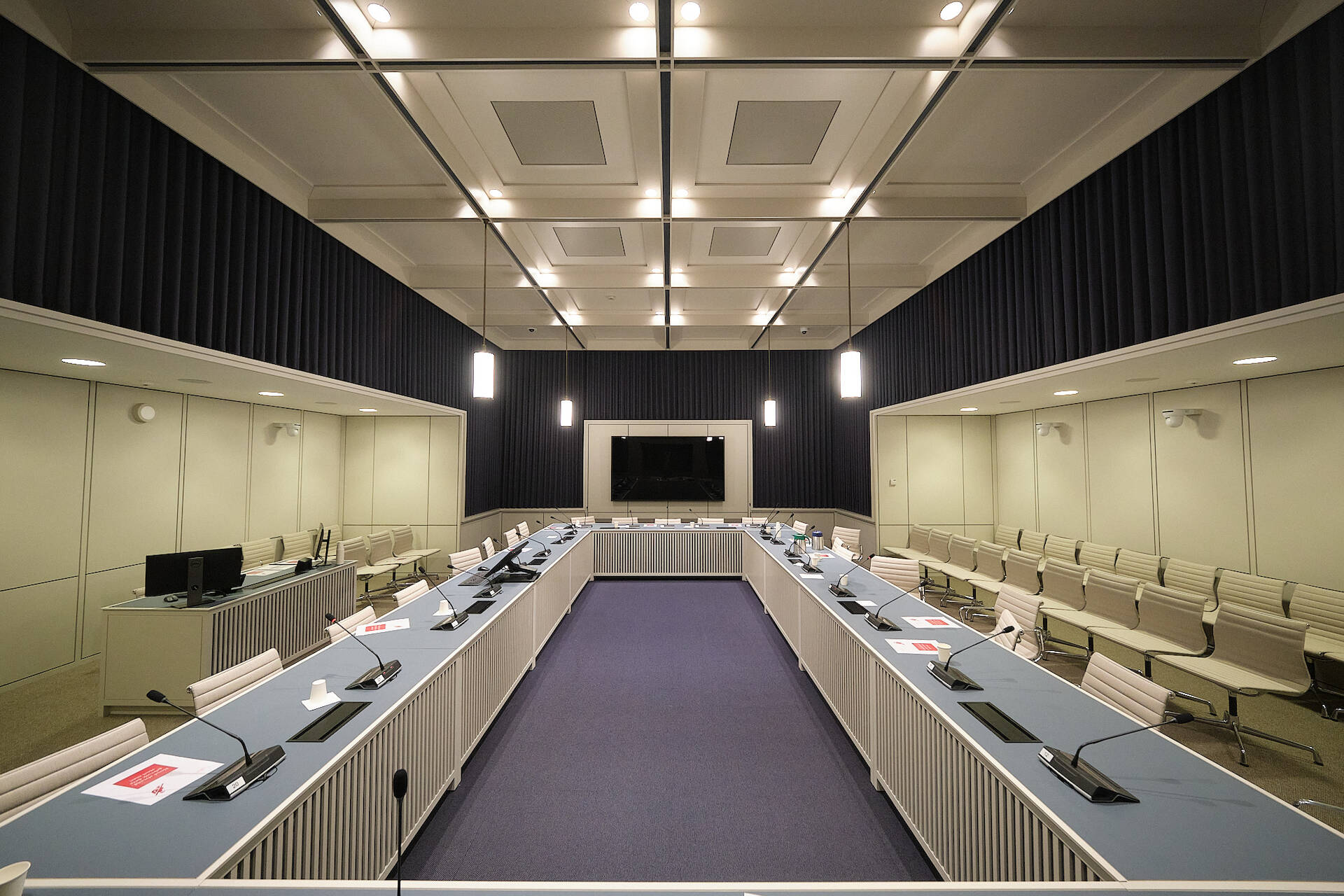 Foto van een lege vergaderruimte in de Eerste Kamer