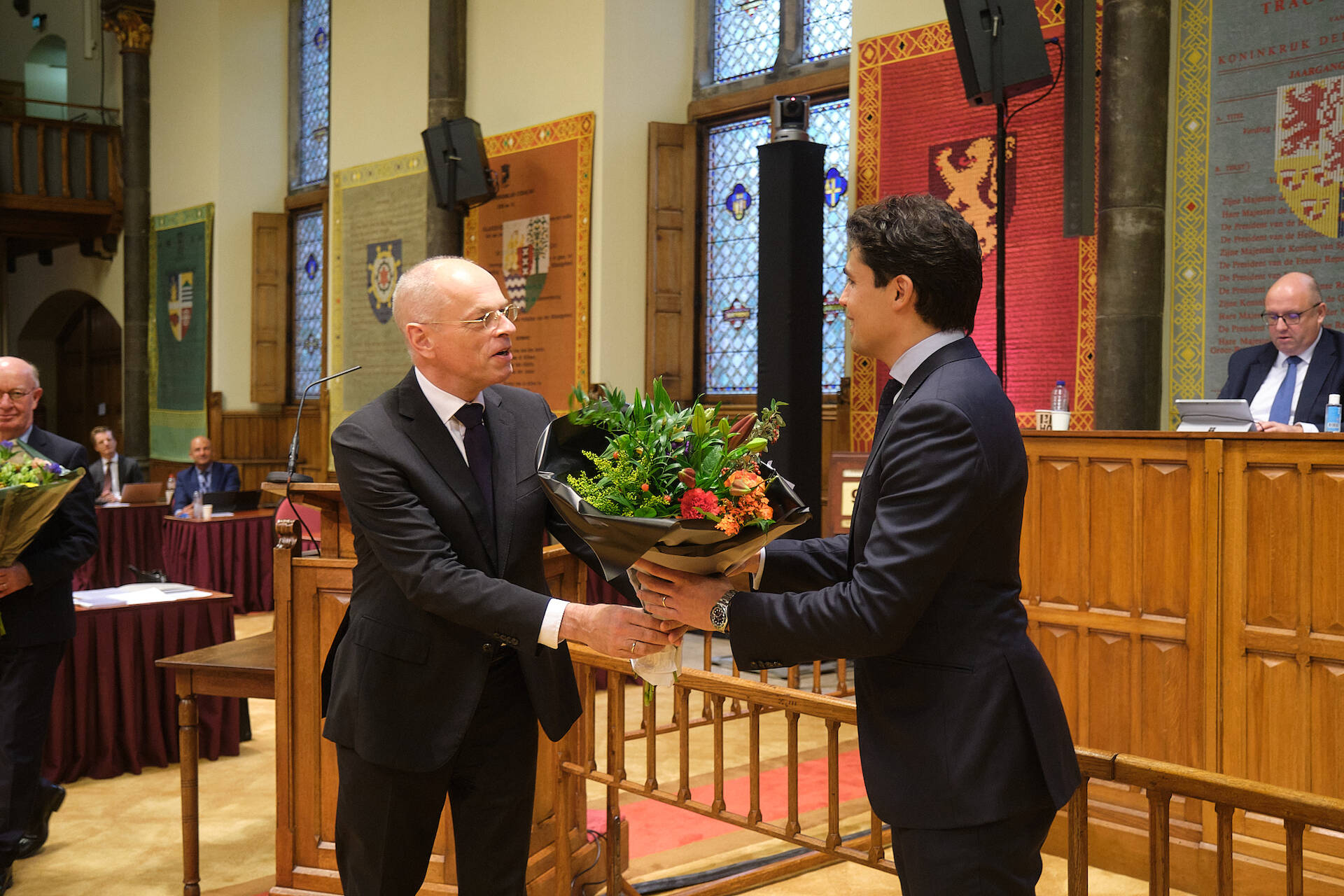 Felicitaties van Eerste Kamervoorzitter Jan Anthonie Bruijn voor senator Soeharno die zijn maidenspeech hield