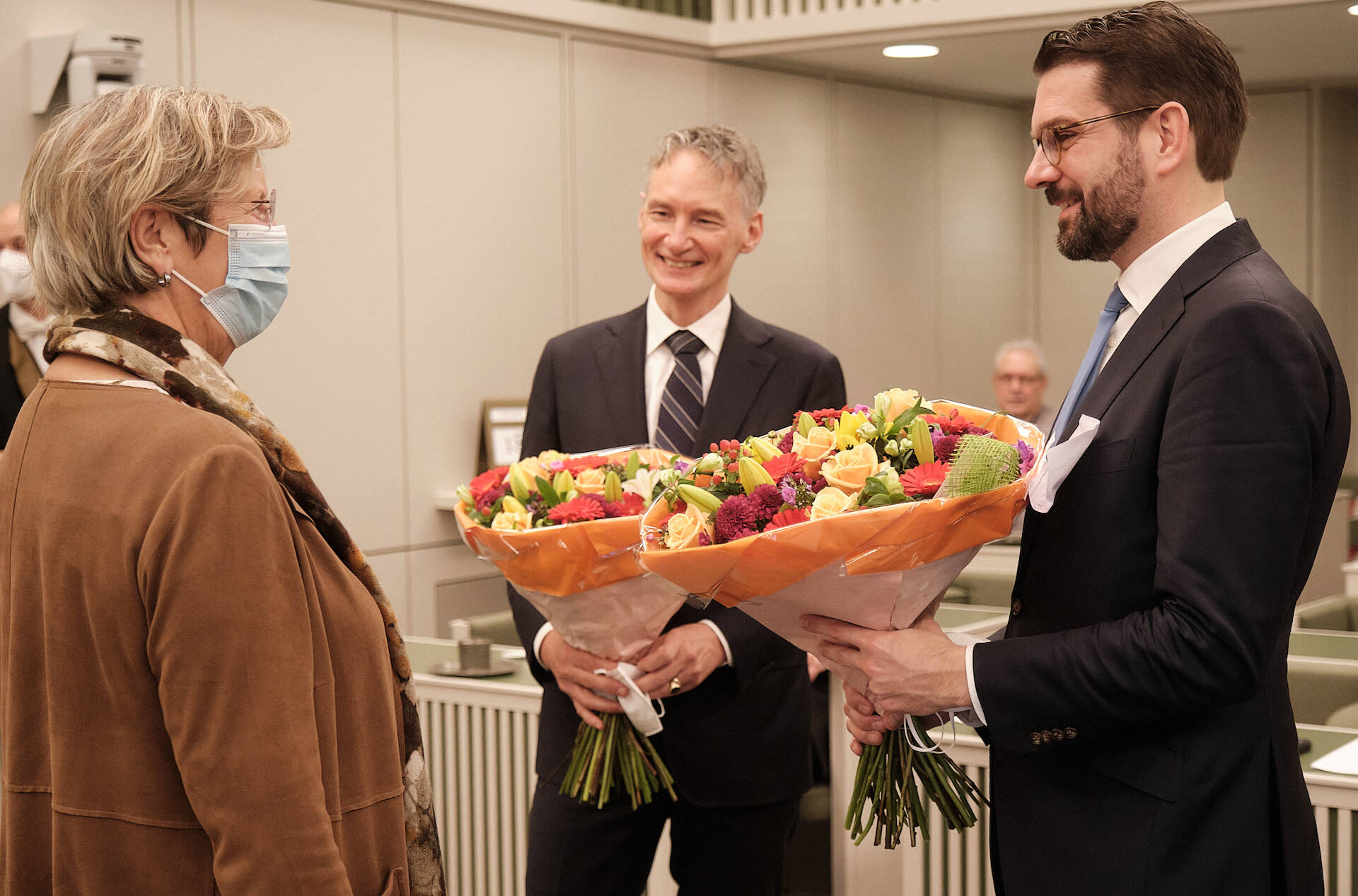 VVD-fractievoorzitter Jorritsma biedt de nieuwe leden felicitaties aan.