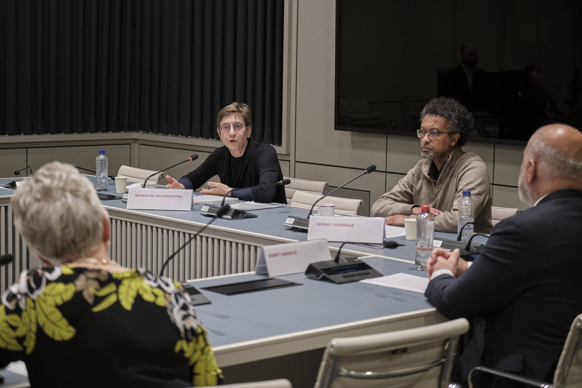 Jacqueline Nieuwstraten (Advokatenkollektief Rotterdam) en Sennay Ghebreab (UvA) in gesprek met de commissie