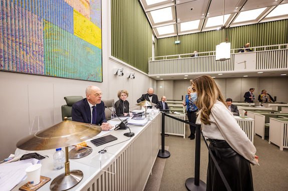 Kamervoorzitter Bruijn (links) en minister Yeşilgöz (rechts)