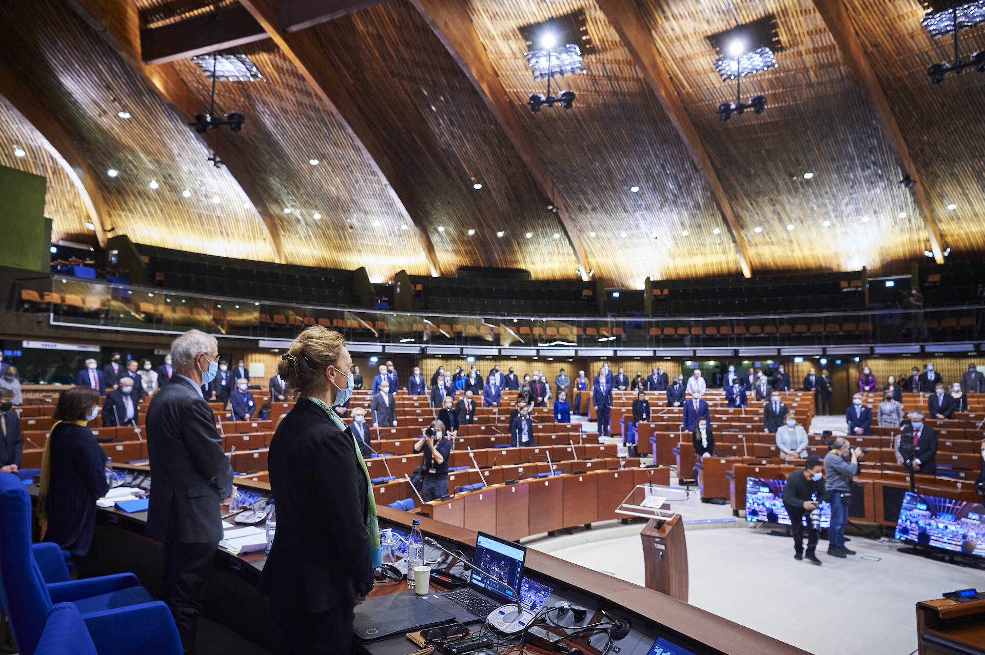 De Assemblee hield een minuut stilte voor de slachtoffers van de inval