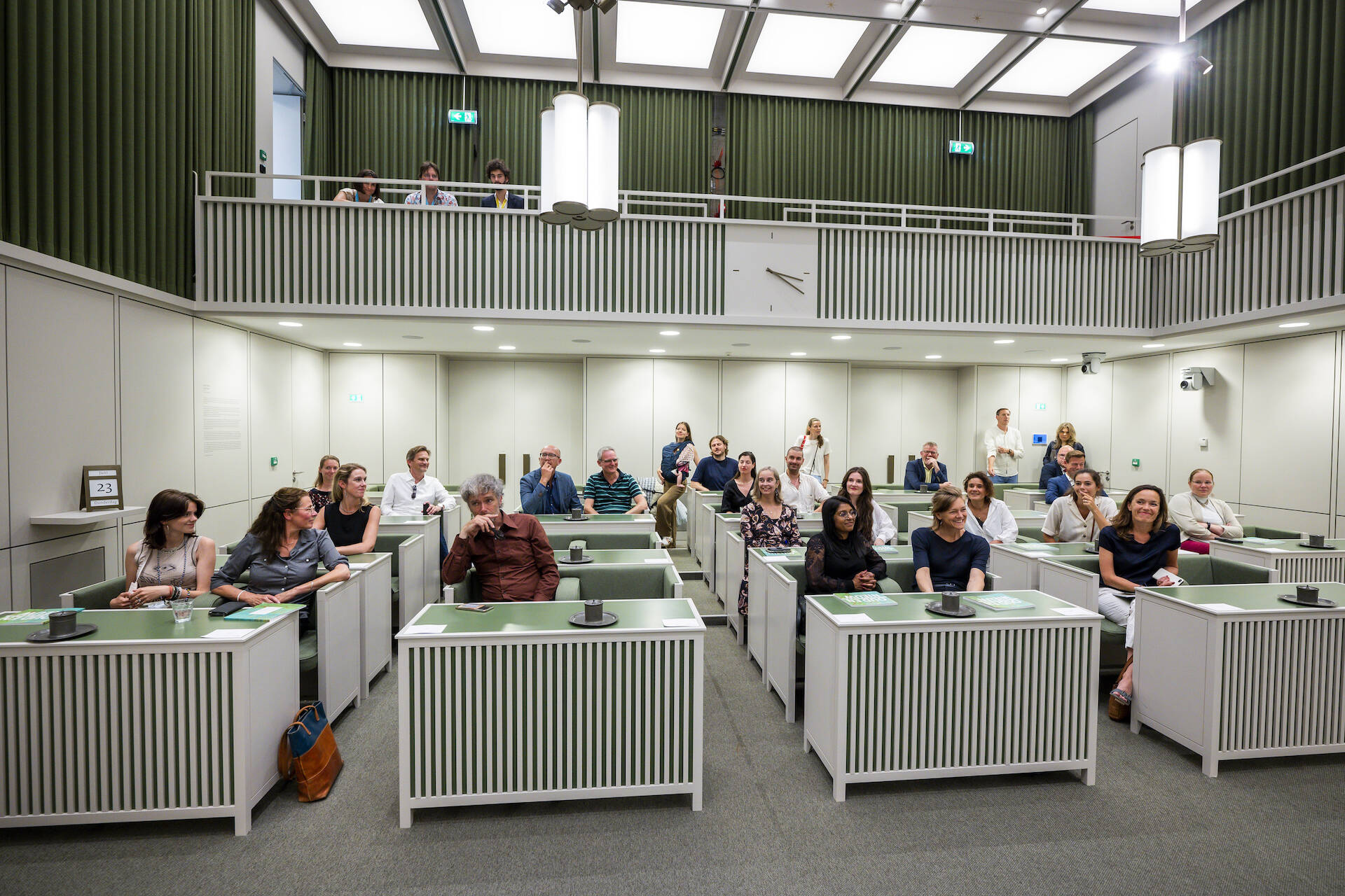 De presentatie vond plaats in de plenaire zaal in de tijdelijke huisvesting van de Eerste Kamer  