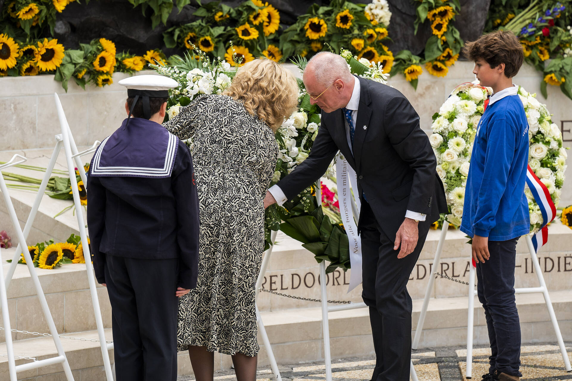 De Kamervoorzitters legden een krans bij het Indisch Monument in Den Haag