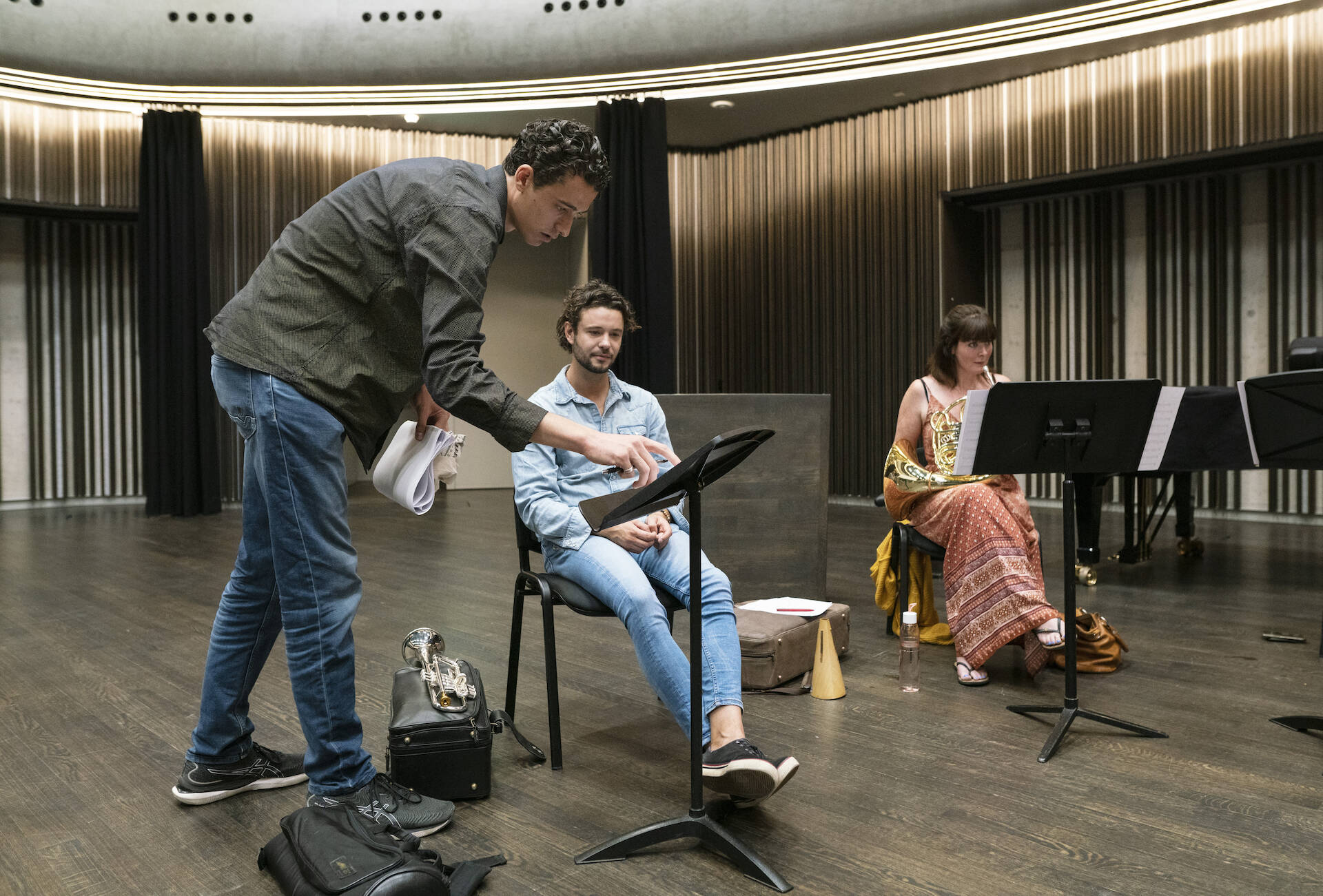 Max van Platen tijdens de repetitie van het Residentie Orkest