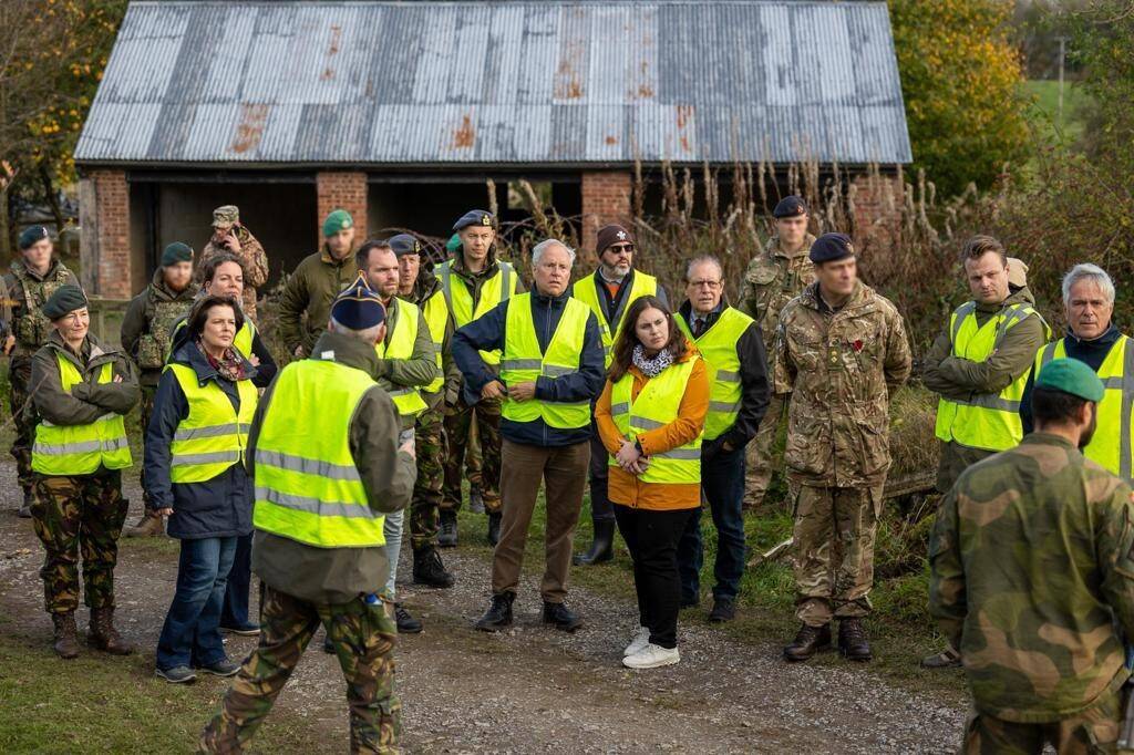 De delegatie in gesprek met trainers van Defensie