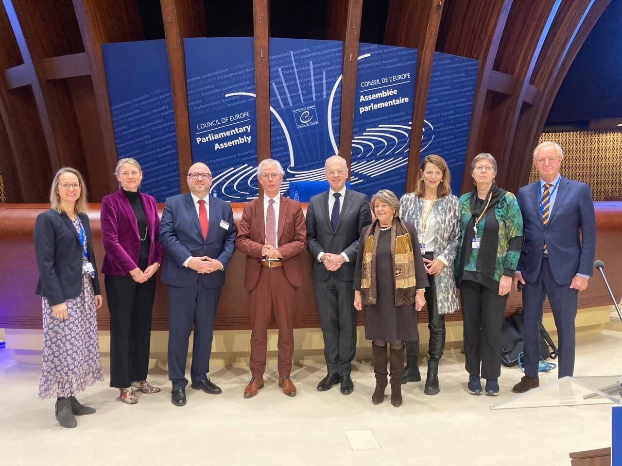 Een deel van de delegatie met de Eerste Kamervoorzitter en de Griffier van de Eerste Kamer, en met de Nederlandse Permanente Vertegenwoordiger bij de Raad van Europa