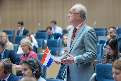 Senator Koole (PvdA) aan het woord tijdens de plenaire COSAC