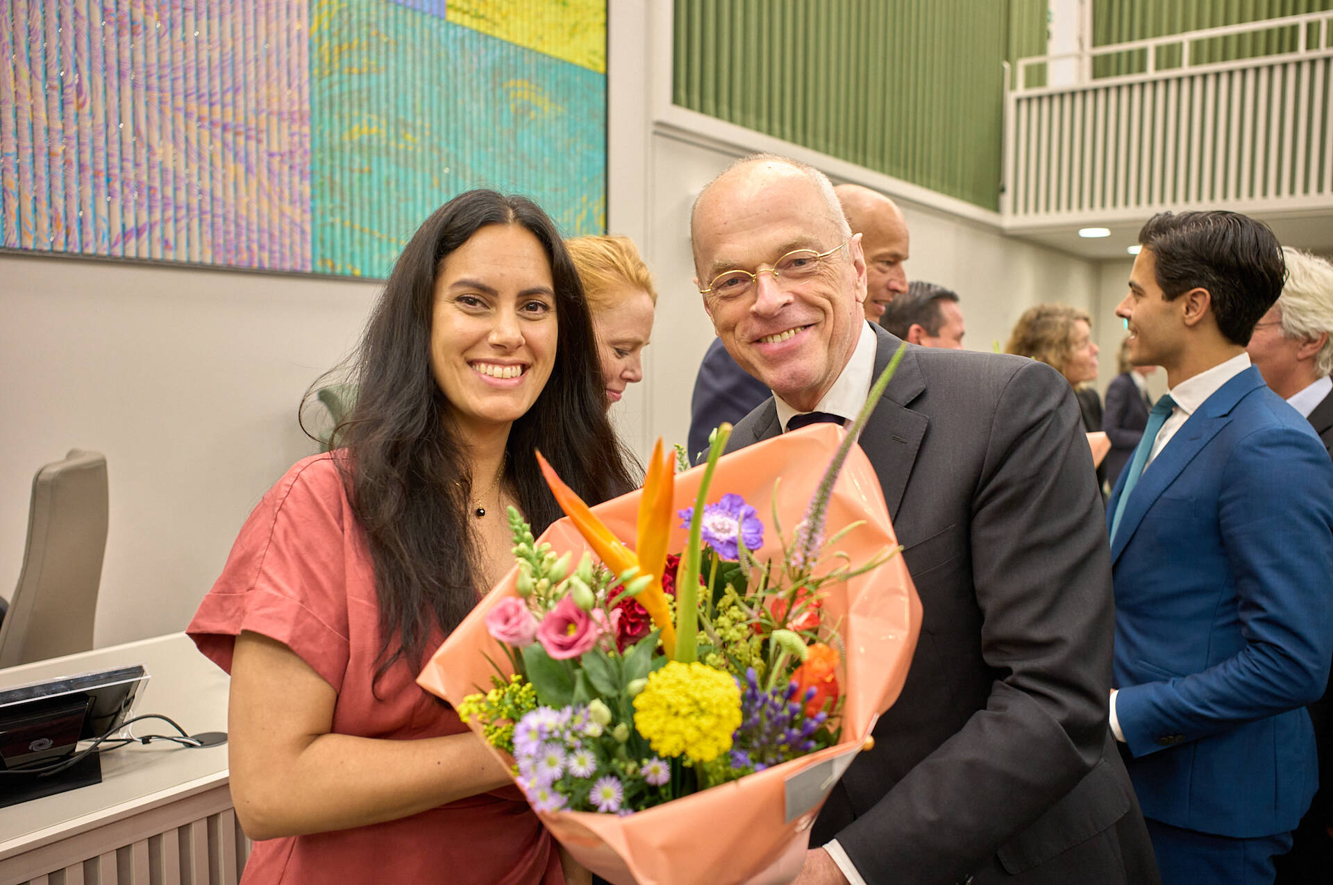  Felicitaties voor senator Perin-Gopie (Volt) die haar maidenspeech hield