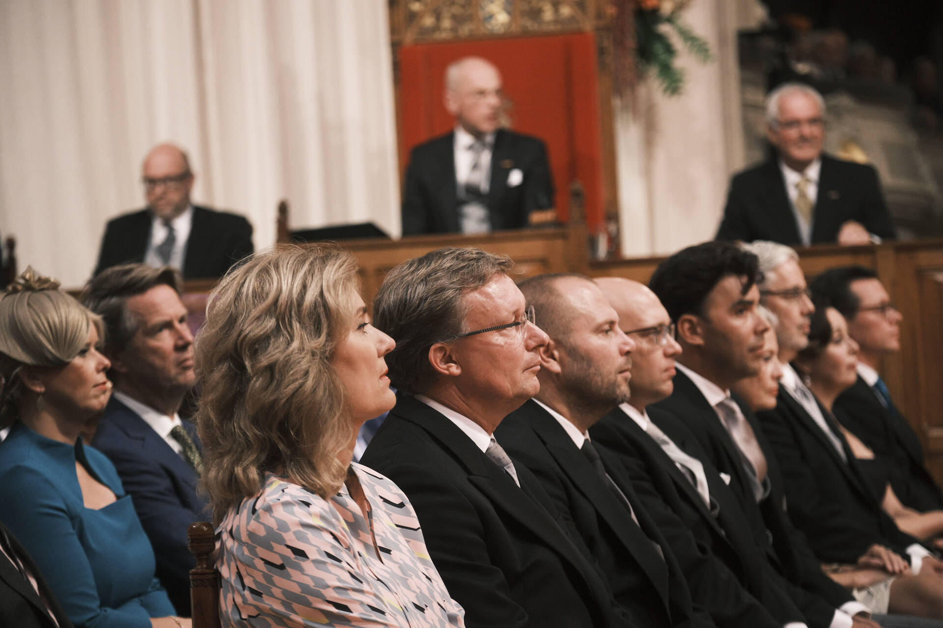 De Voorzitter van de Verenigde Vergadering Jan Anthonie Bruijn met op de voorgrond de leden van de Commissie van In- en Uitgeleide