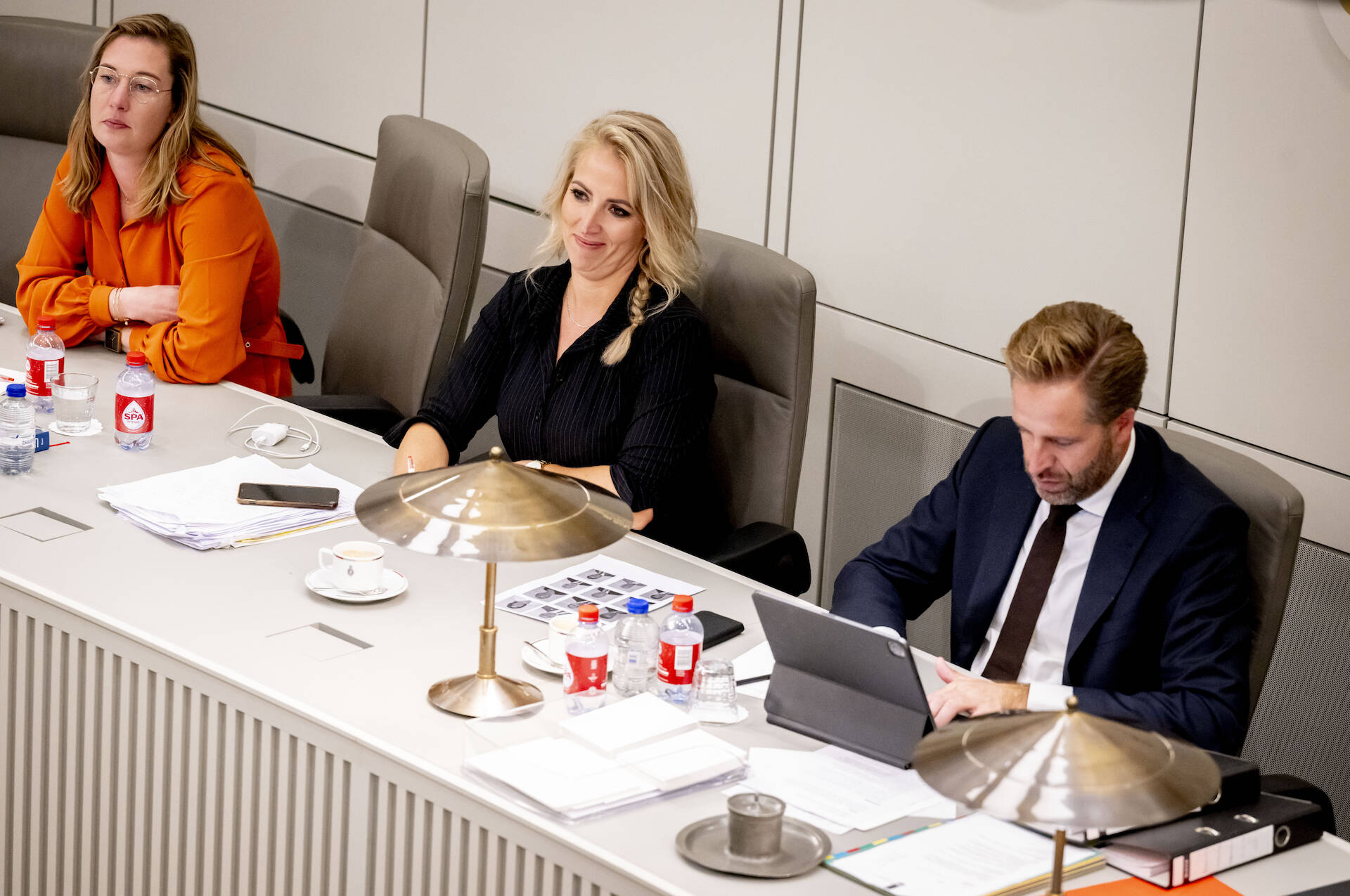Van links naar rechts: initiatiefnemer Temmink (SP), initiatiefnemer Marijnissen (SP) en minister De Jonge (BZK) tijdens het debat op 3 oktober 2023