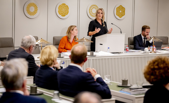 Initiatiefnemers Temmink en Marijnissen (beide SP) en minister De Jonge (Binnenlandse Zaken en Koninkrijksrelaties) tijdens het debat op 3 oktober.