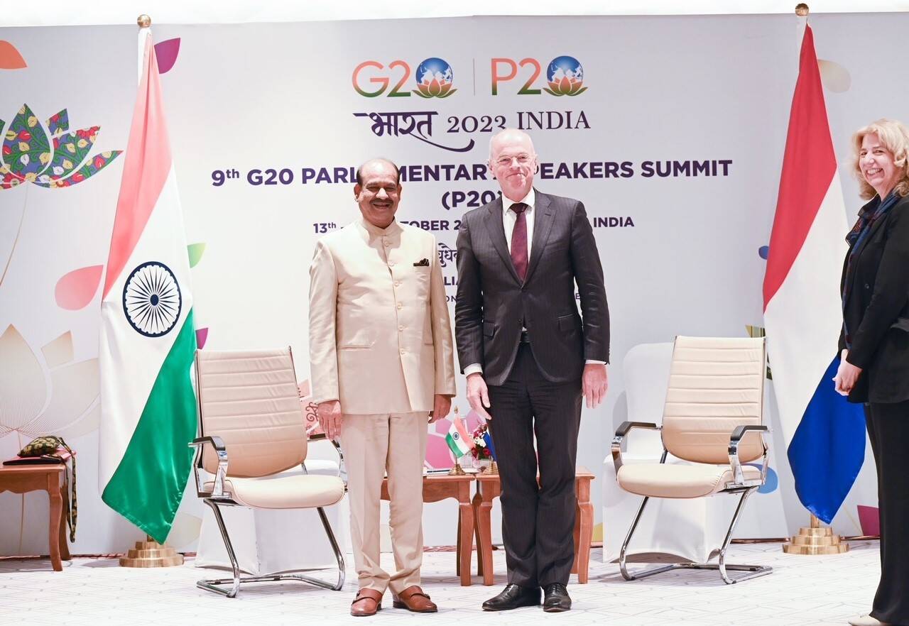 Eerste Kamervoorzitter Bruijn met Om Birla, de voorzitter van het Indiase lagerhuis. Rechts de Nederlandse ambassadeur in India, Marisa Gerards.