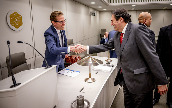 Staatssecretaris Van der Maat (links) en senator Janssen (rechts) tijdens het interpellatiedebat op 5 december 2023. 