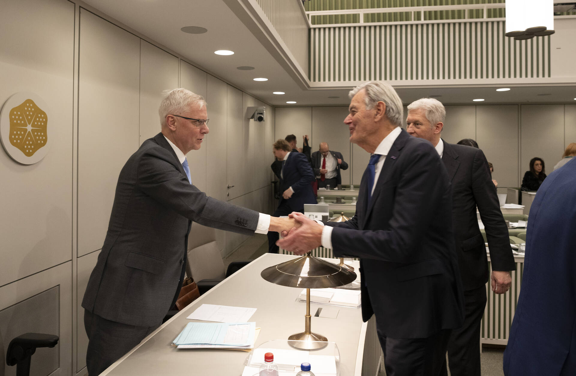 Felicitaties voor staatssecretaris Van Rij van senator Van Rooijen (50PLUS). Van Rooijen werd 50 jaar geleden beëdigd als staatssecretaris van Financiën.