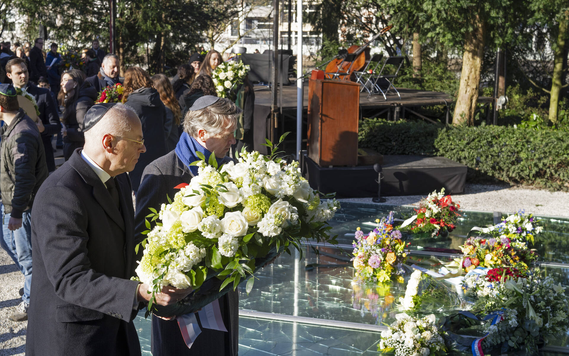Kamervoorzitters leggen krans tijdens Nationale Holocaust Herdenking