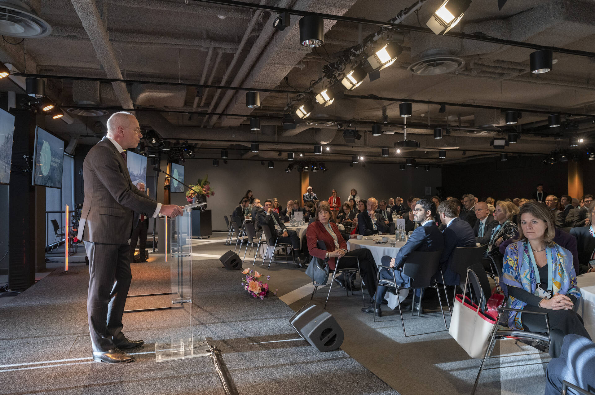 Eerste Kamervoorzitter Jan Anthonie Bruijn verwelkomde de ambassadeurs en de Kamerleden