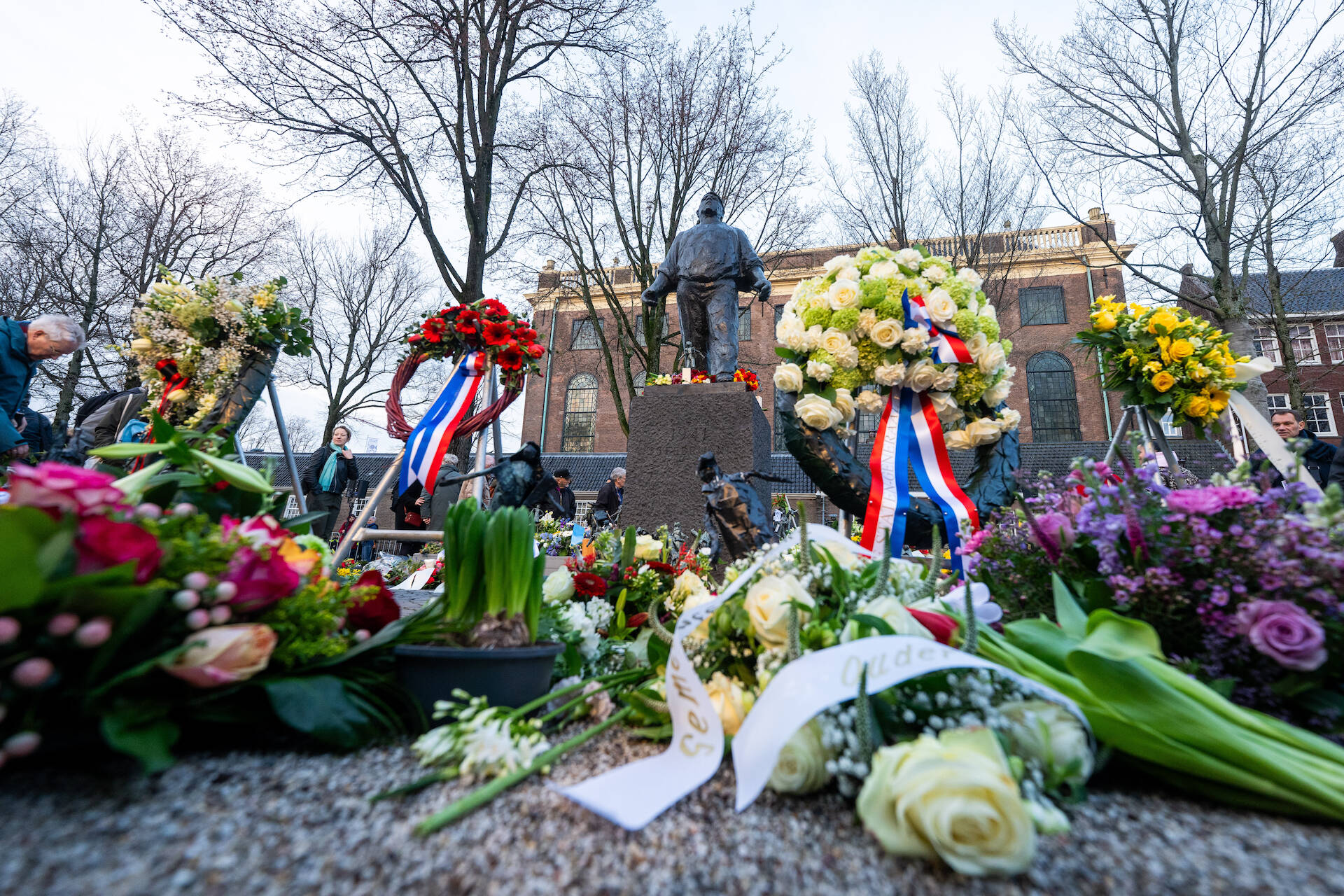 Kransen bij het monument 