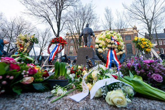 Kransen bij het monument 