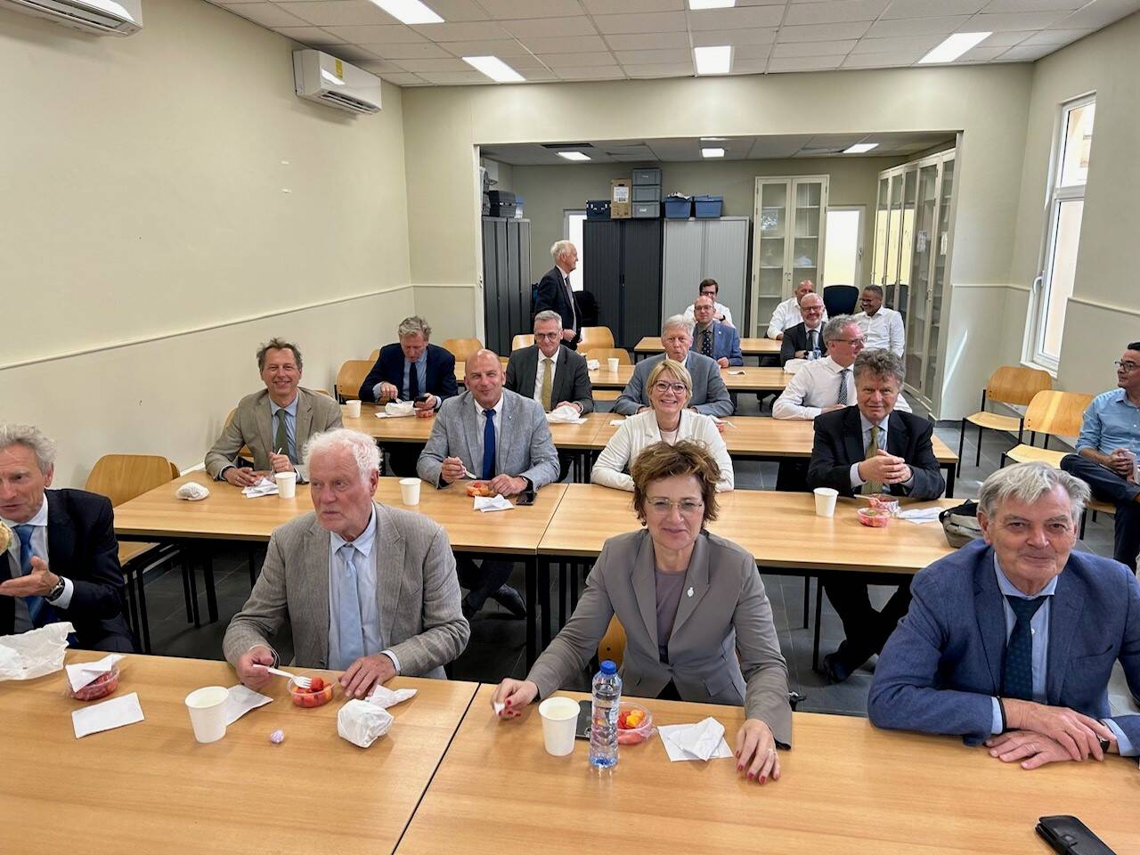 Senatoren in de schoolbanken op Bonaire tijdens een presentatie over het ziekenhuis Mariadal 