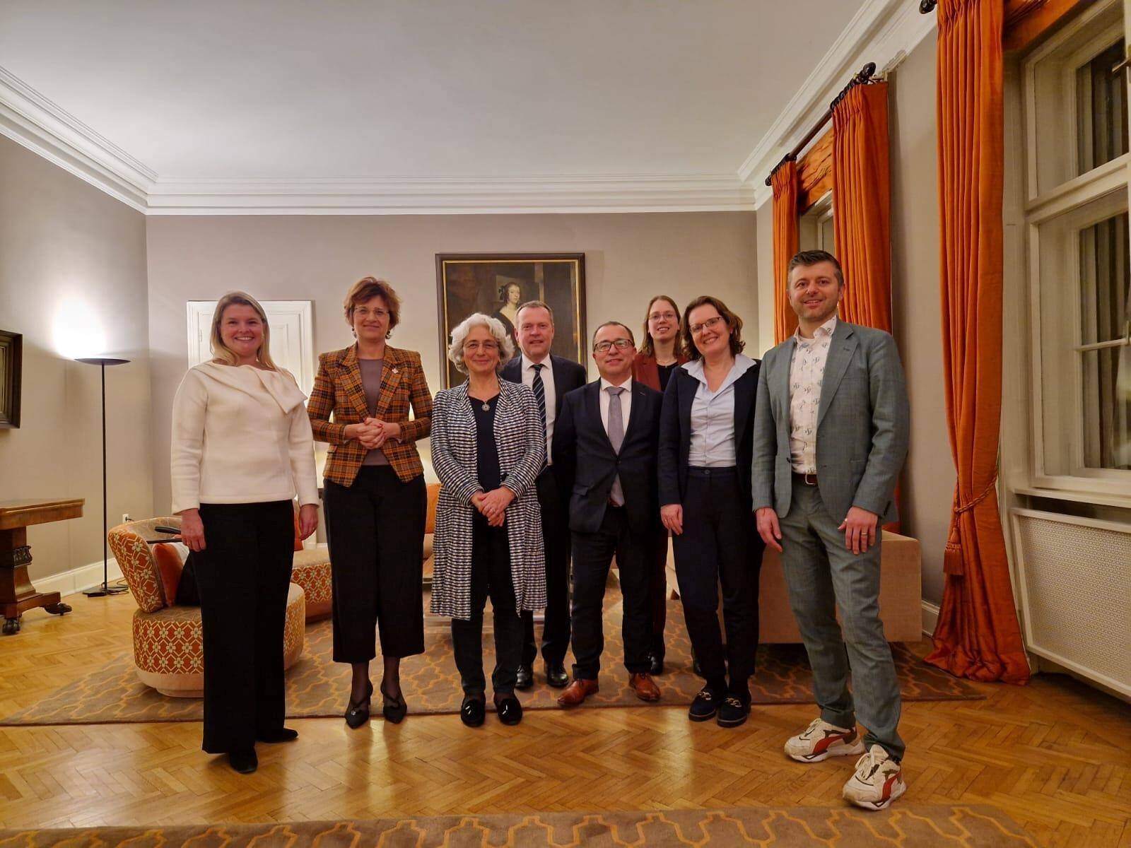 Foto van een aantal staande personen: de Kamerdelegatie en twee medewerkers van de permanente vertegenwoordiging