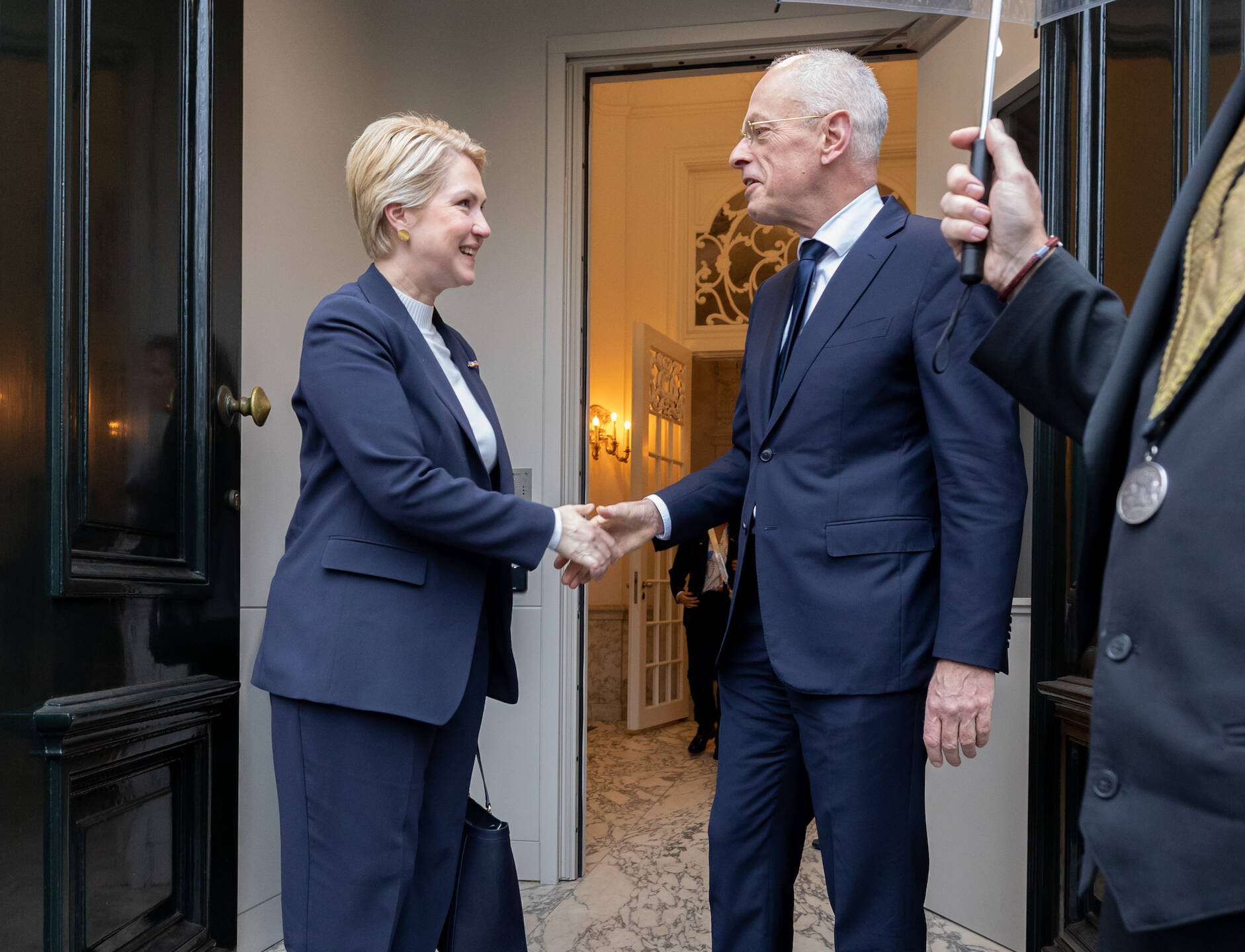 Bondsraadpresident Manuela Schwesig vertrekt na bezoek aan de Staten-Generaal