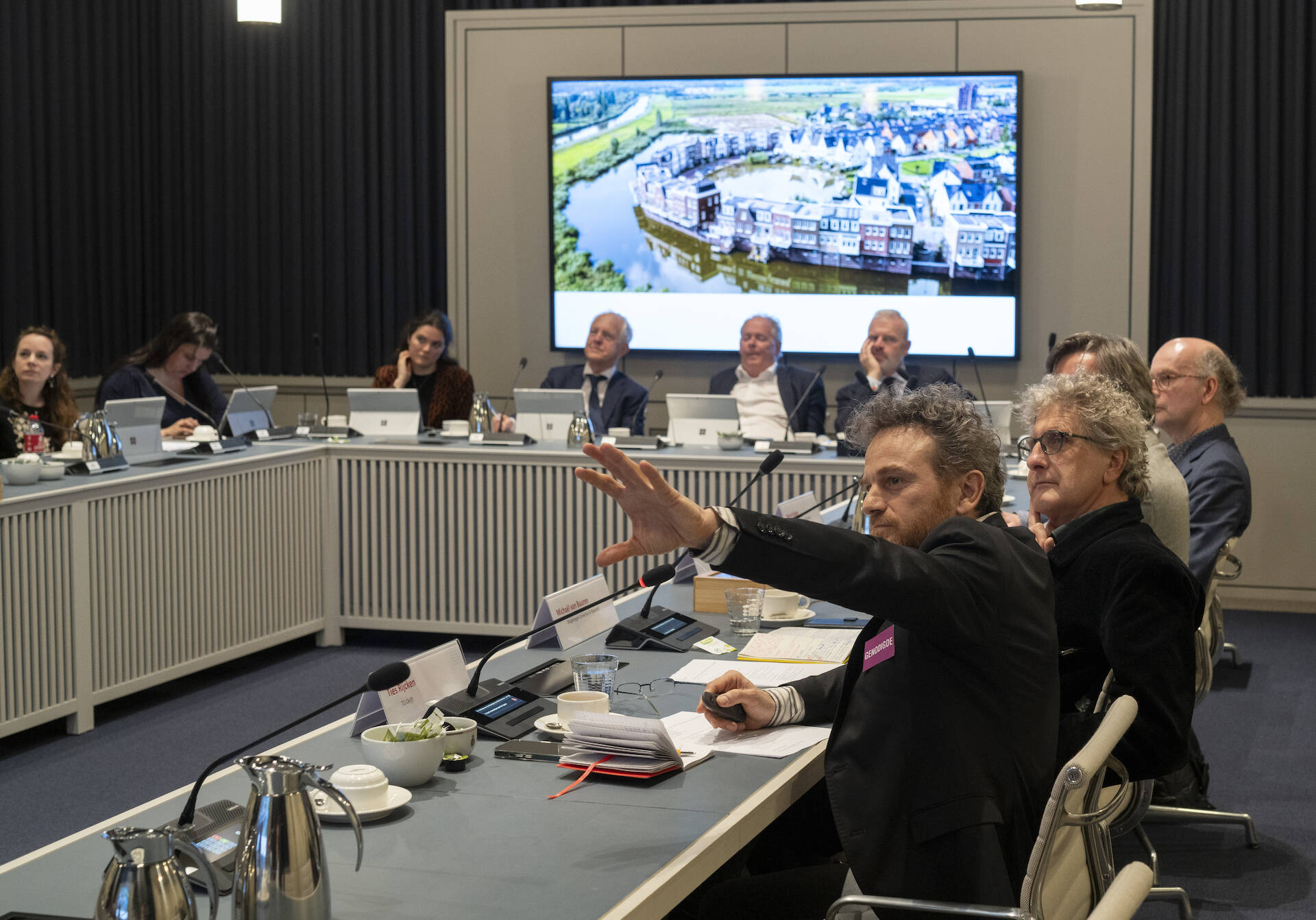 Foto van de deskundigenbijeenkomst in een commissiekamer 