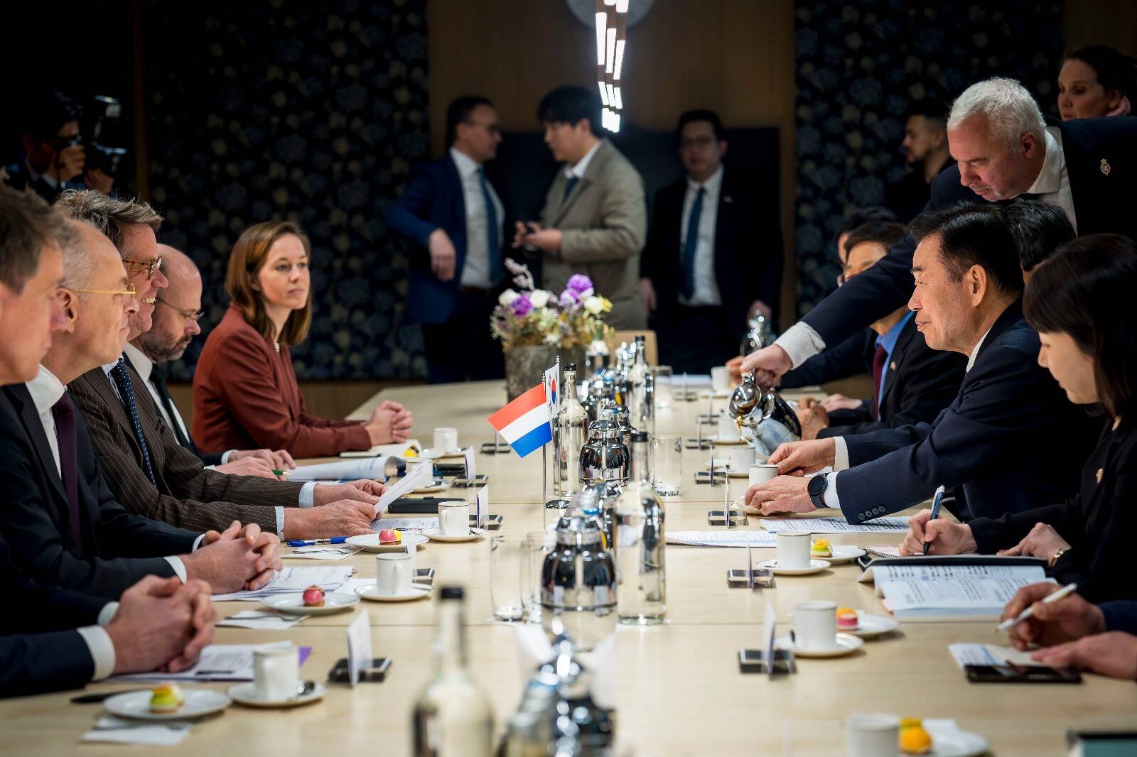 Foto van Jan Anthonie Bruijn, Kim Jin-pyo en Martin Bosma in de Tweede Kamer