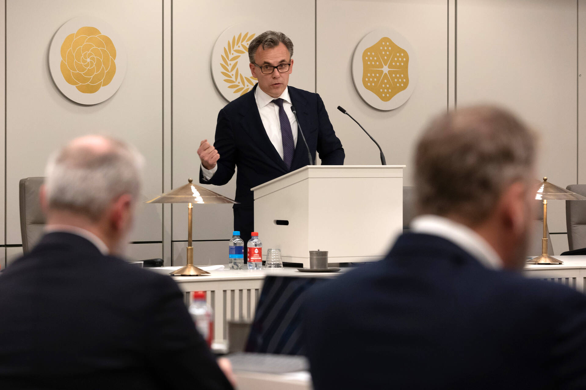 Minister Harbers spreekt tijdens het debat