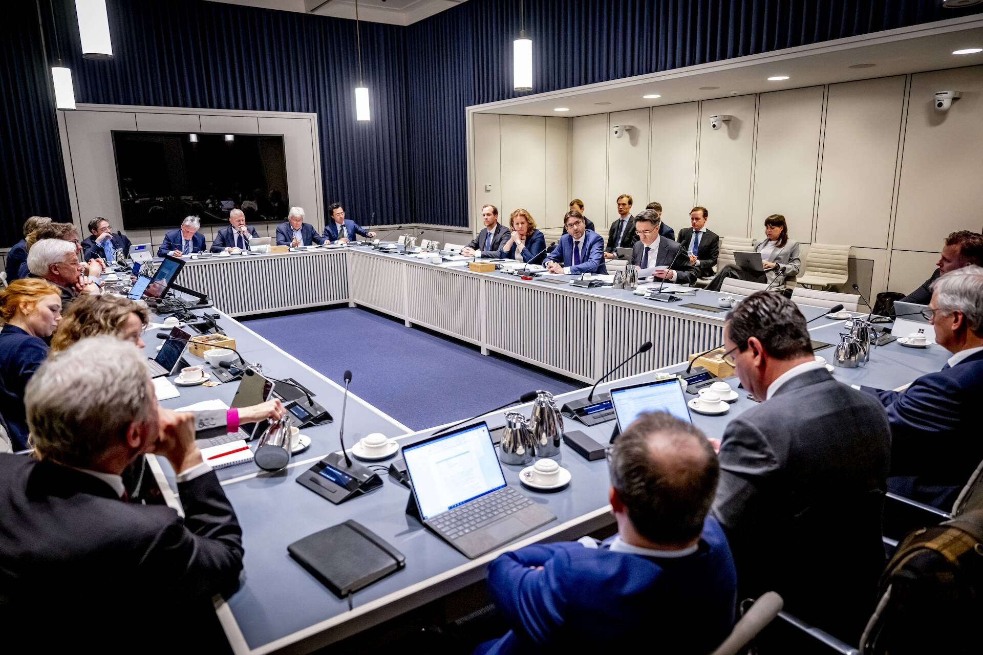 Overzichtsfoto van de commissiekamer waar het overleg werd gehouden