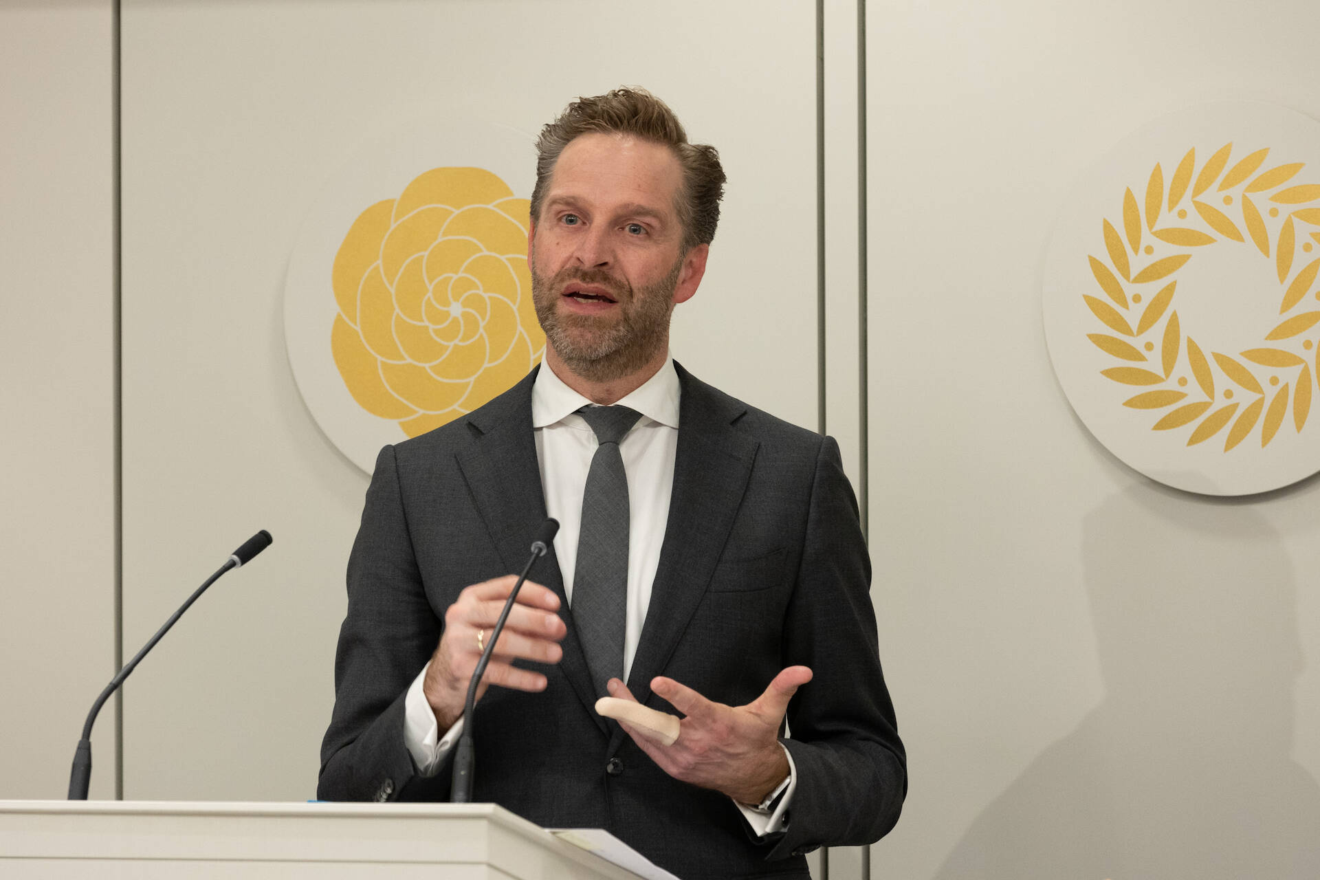 Minister De Jonge aan het woord tijdens het debat op 23 april 2024