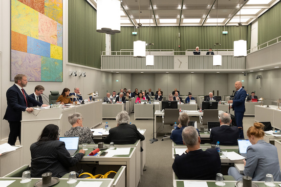 Foto van de plenaire vergaderzaal van de Eerste Kamer in vergadering