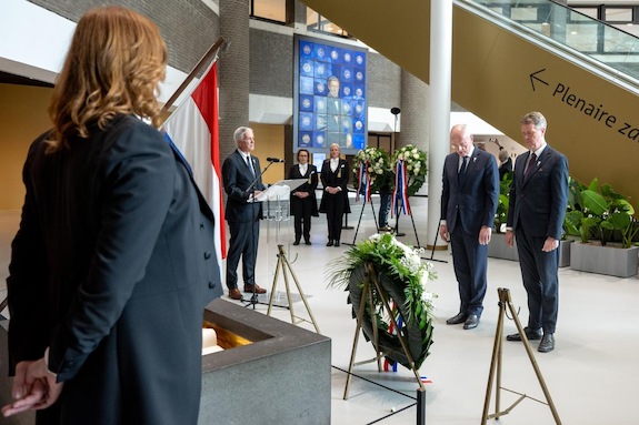 Eerste Kamervoorzitter Bruijn en Tweede Kamervoorzitter Bosma staan bij de krans die zij zojuist hebben gelegd