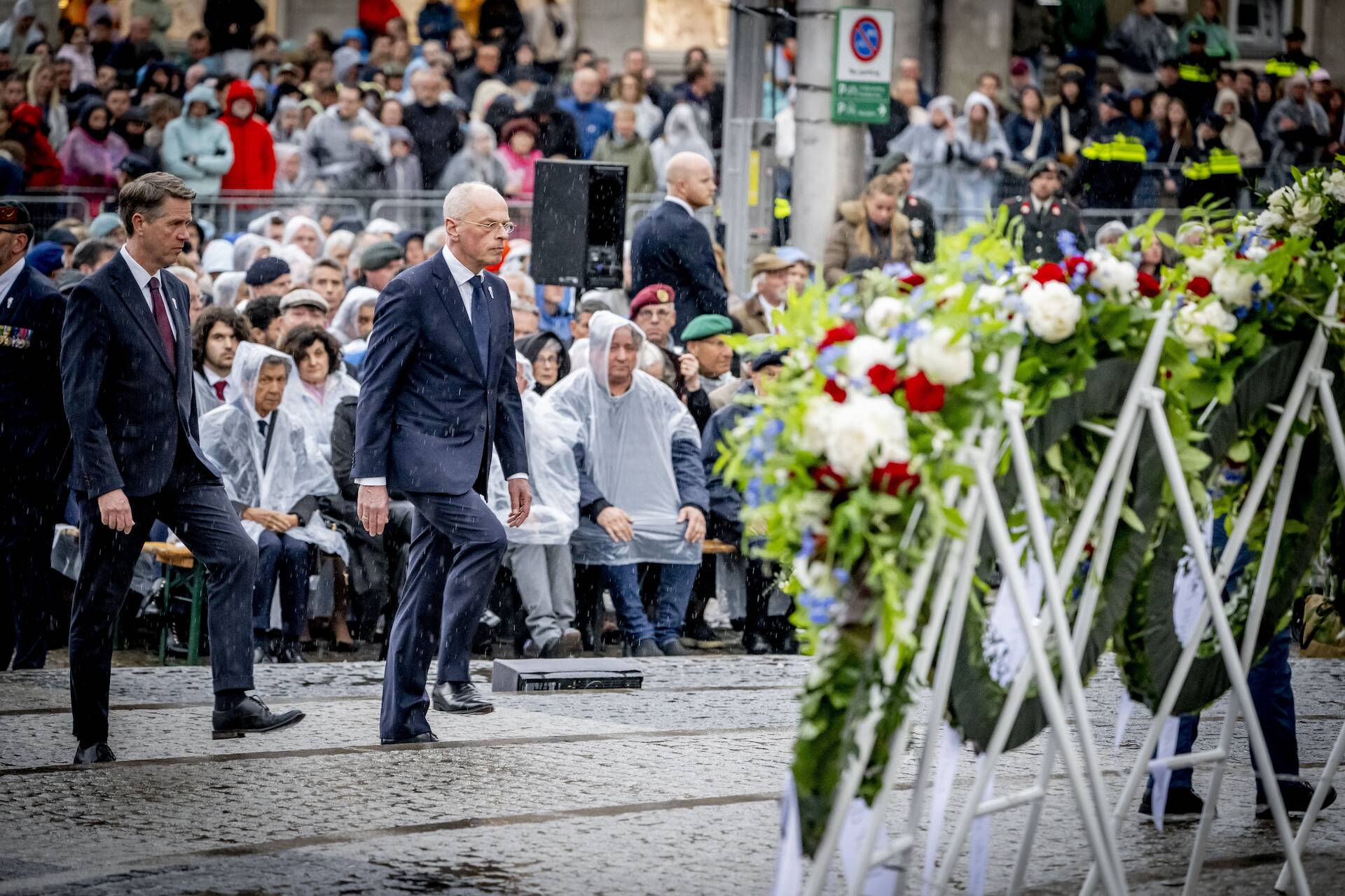 De Kamervoorzitters leggen een krans bij het Nationaal Monument op de Dam in Amsterdam