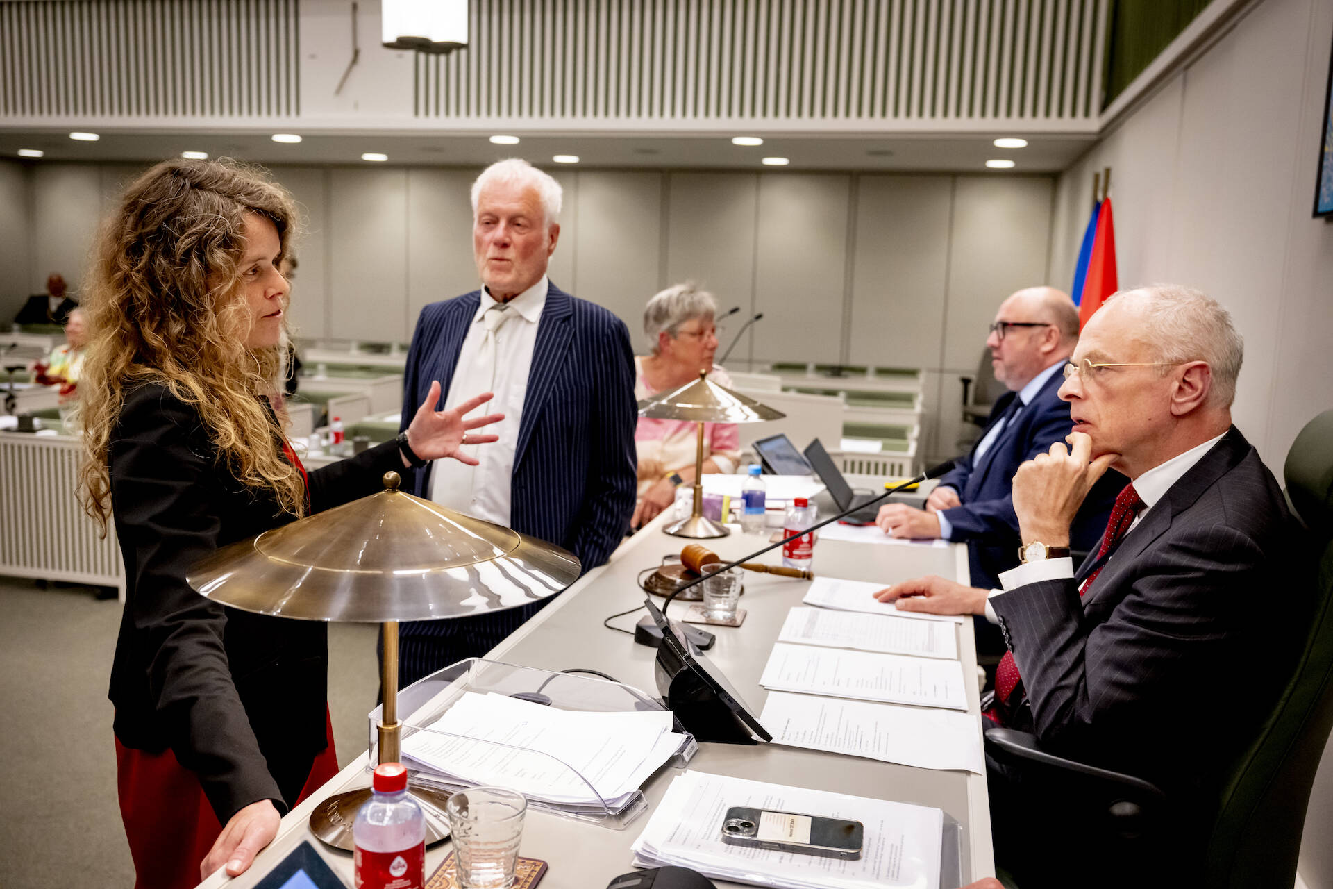 PvdD-senator Visseren-Hamakers (links) overlegt met Kamervoorzitter Bruijn (rechts)