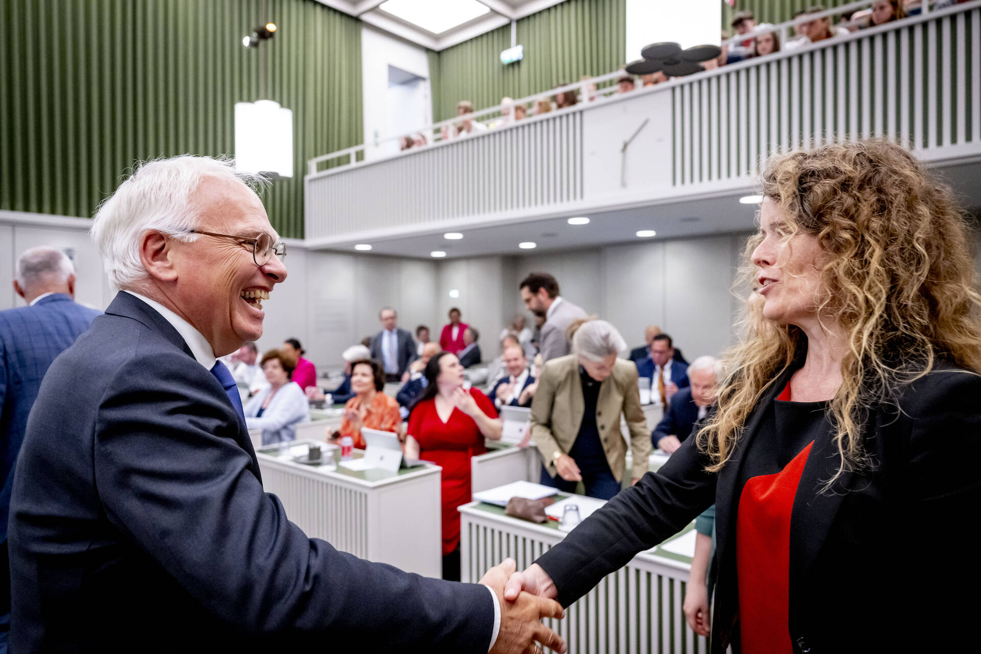 Voor het debat begroet minister Adema (links) PvdD-senator Visseren-Hamakers (rechts)