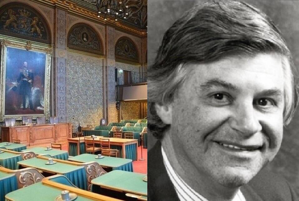 Fotocollage van plenaire zaal Eerste Kamer Binnenhof en zwartwit portretfoto van Dick Kuiper