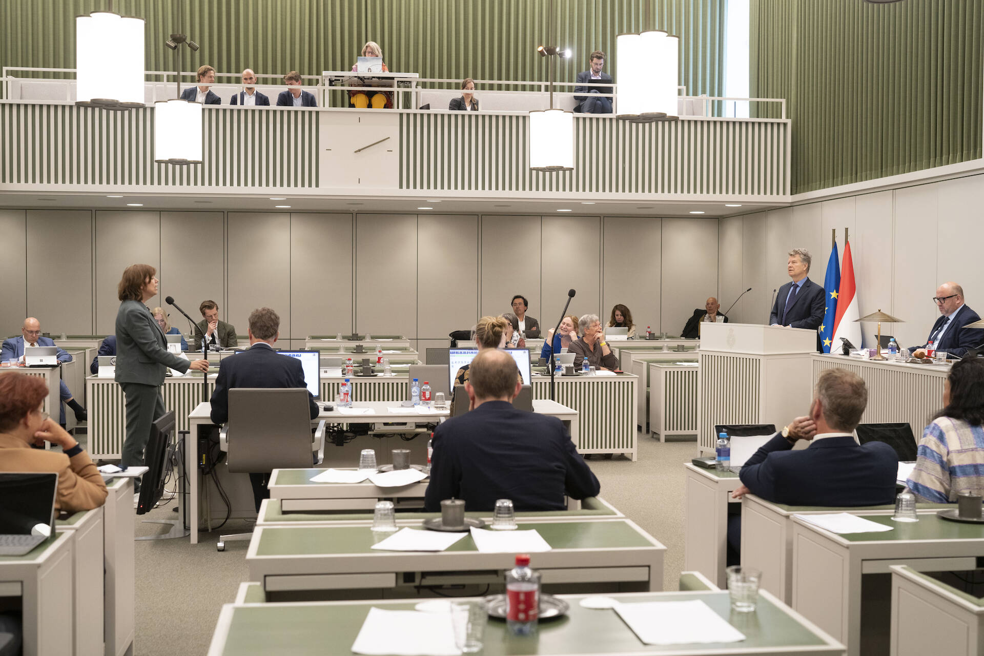 Foto van de plenaire vergaderzaal van de Eerste Kamer in vergadering