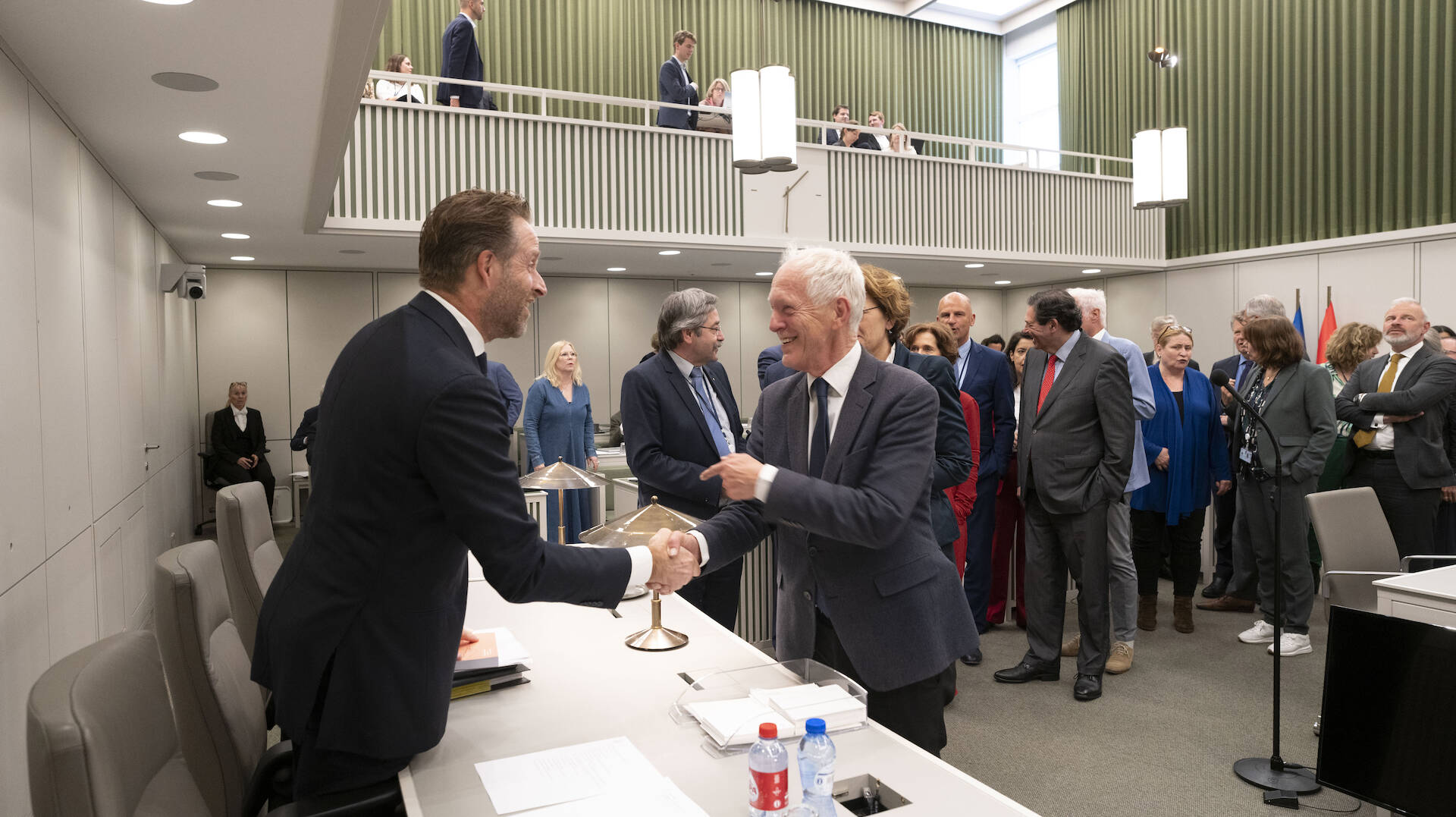 Voorafgaand aan het debat begroet senator Van der Goot (OPNL-rechts) minister De Jonge (links)