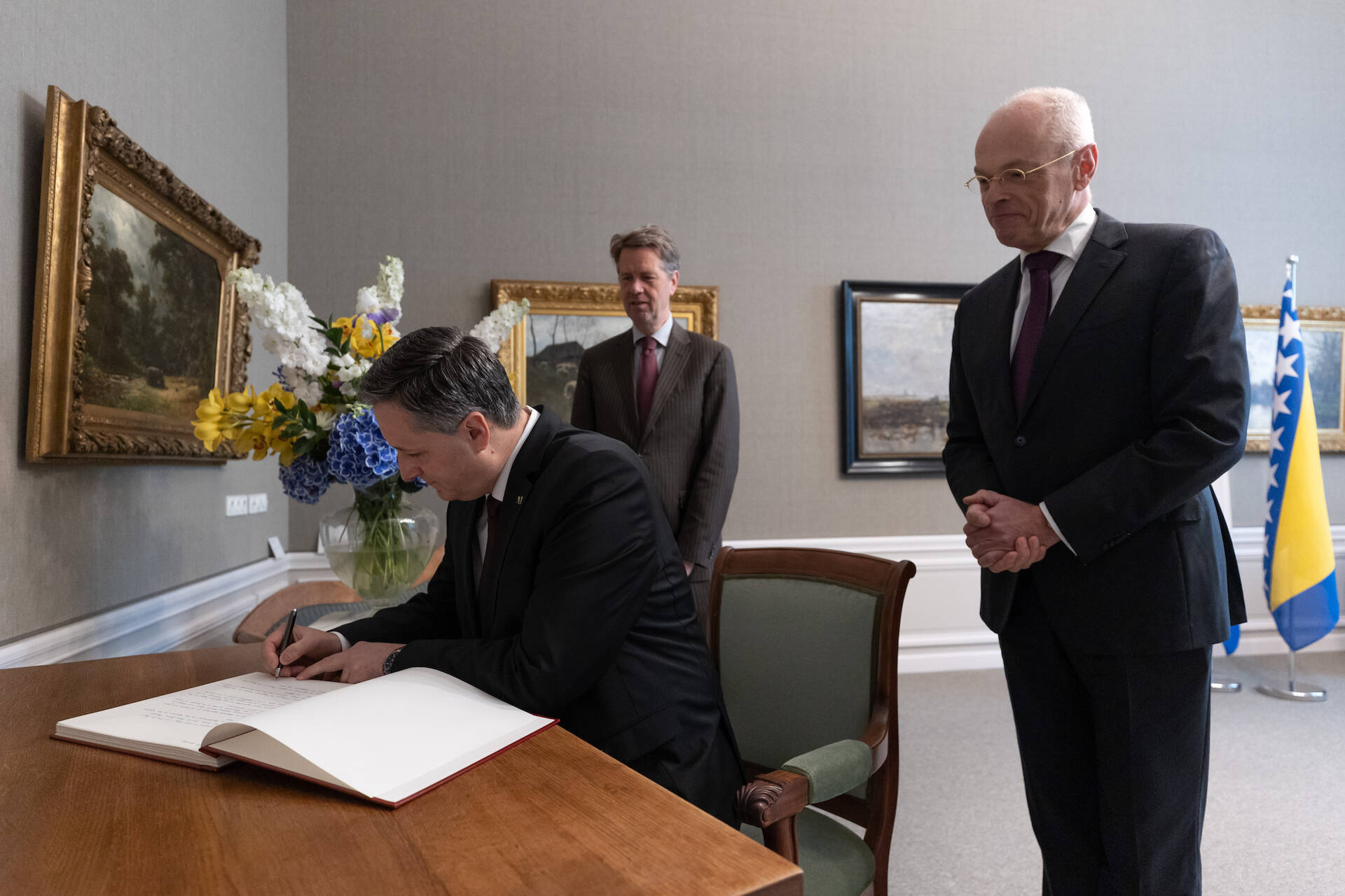 Voorzitter Presidentschap Bosnië en Herzegovina tekent het gastenboek