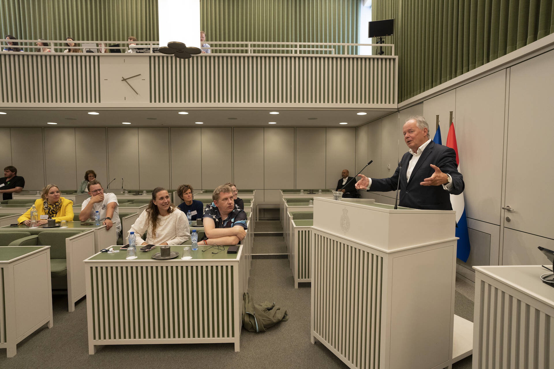 Kamerlid Van Meenen liet zien hoe een debat in de Eerste Kamer eraan toe gaat.